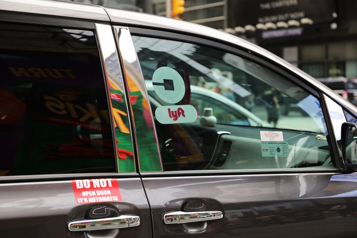 NEW YORK, NY - 30 JULI: Ett Lyft-fordon för att anropa resor rör sig genom trafiken på Manhattan den 30 juli 2018 i New York City. Efter en betydande ökning av den lokala trafiken och en våg av självmord bland taxichaufförer planerar New York City att rösta om att införa ett tak för åkattraktionstjänster som Uber och Lyft. Stadsfullmäktiges drag att rösta om åtgärderna kan komma så snart som den 8 augusti. Om omröstningen lyckas skulle New York City bli den första större kommunen i USA att sätta ett tak för samåkningstjänster. (Foto av Spencer Platt/Getty Images)