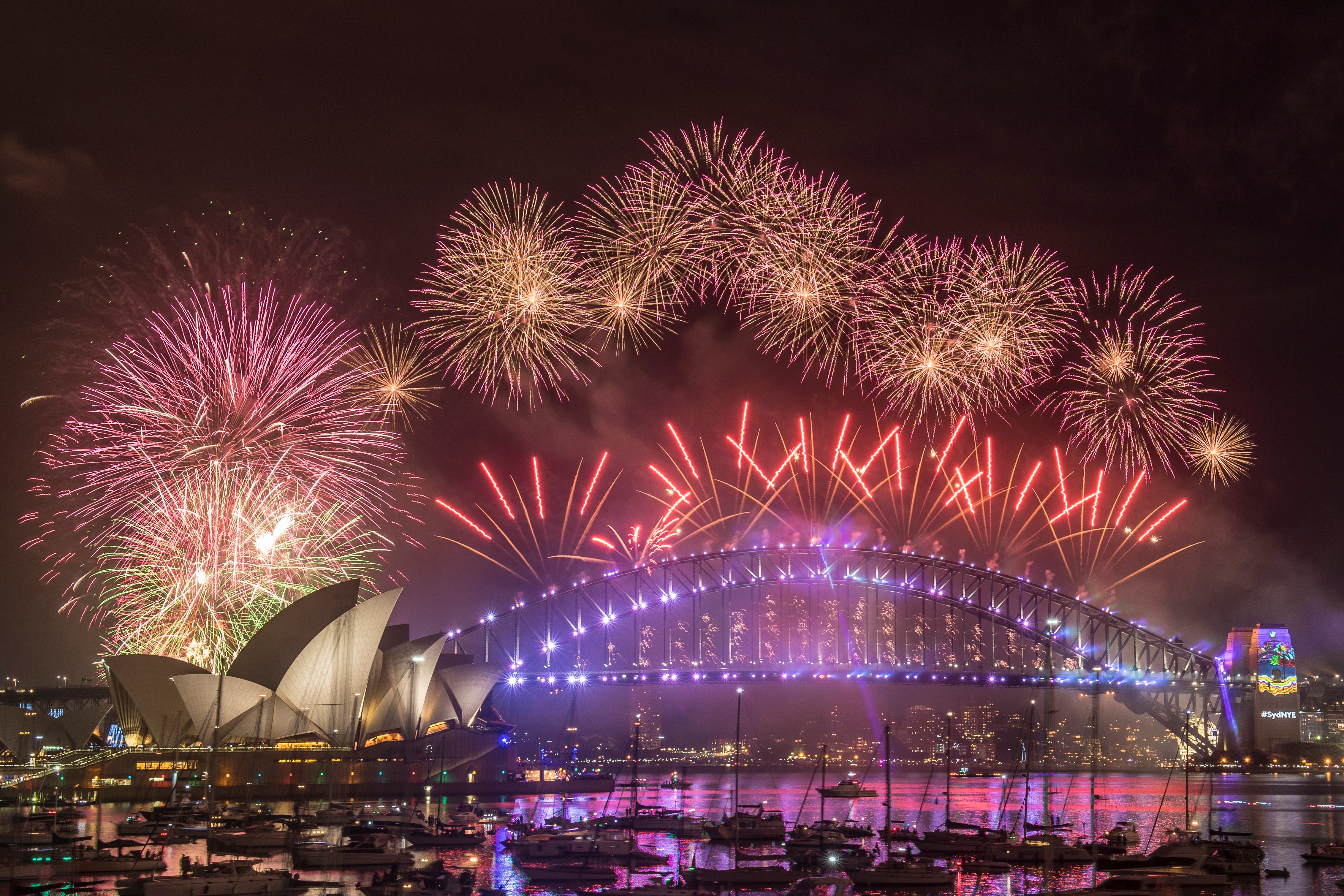 Какие самые популярные праздники. Новый год грандиозный. Новый год в Австралии фото. Фейерверк Getty images. День рождения в Сиднее.