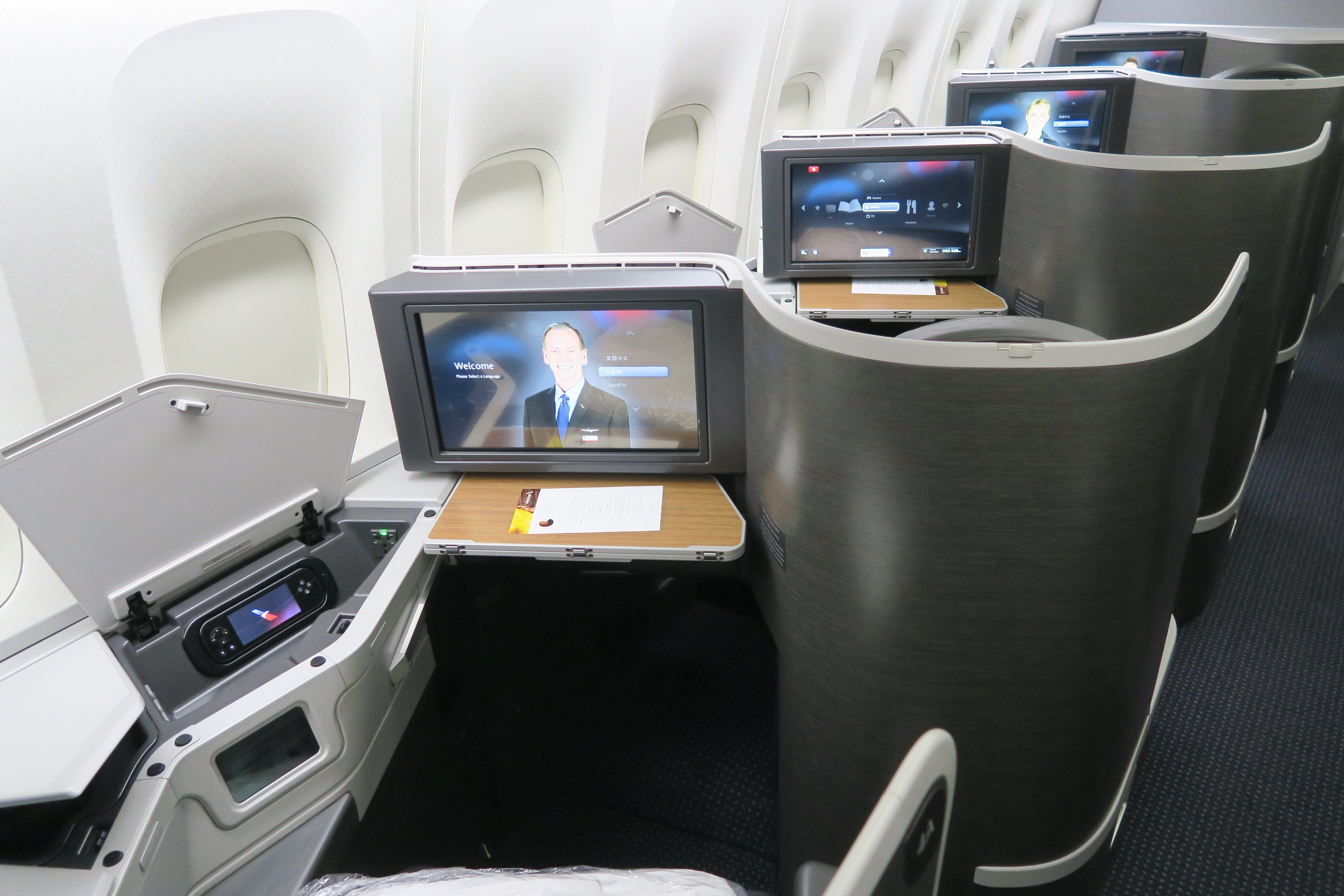 american-777-200-aerospace-left-cabin