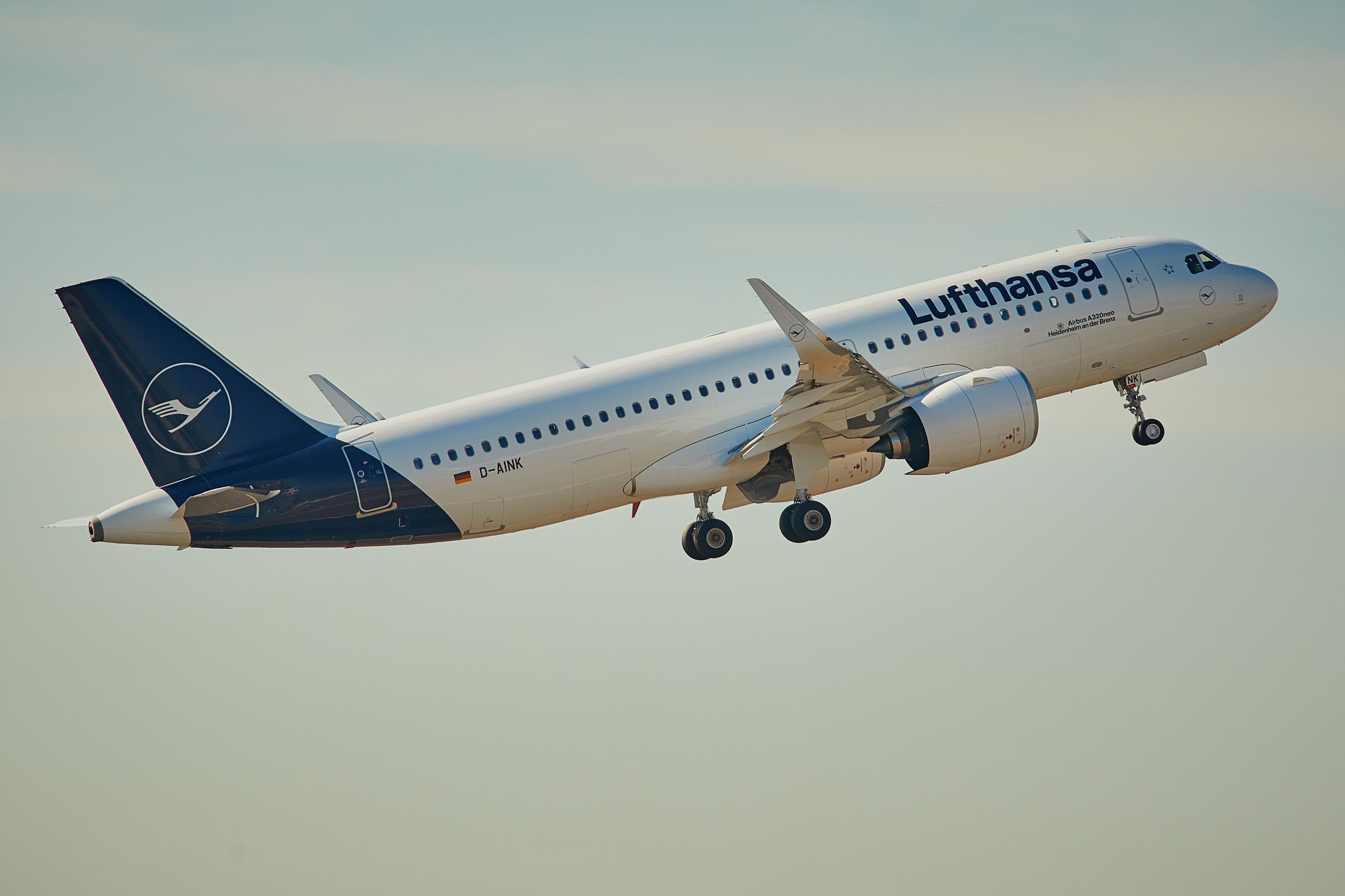 A Lufthansa Airbus a319NEO in the new livery