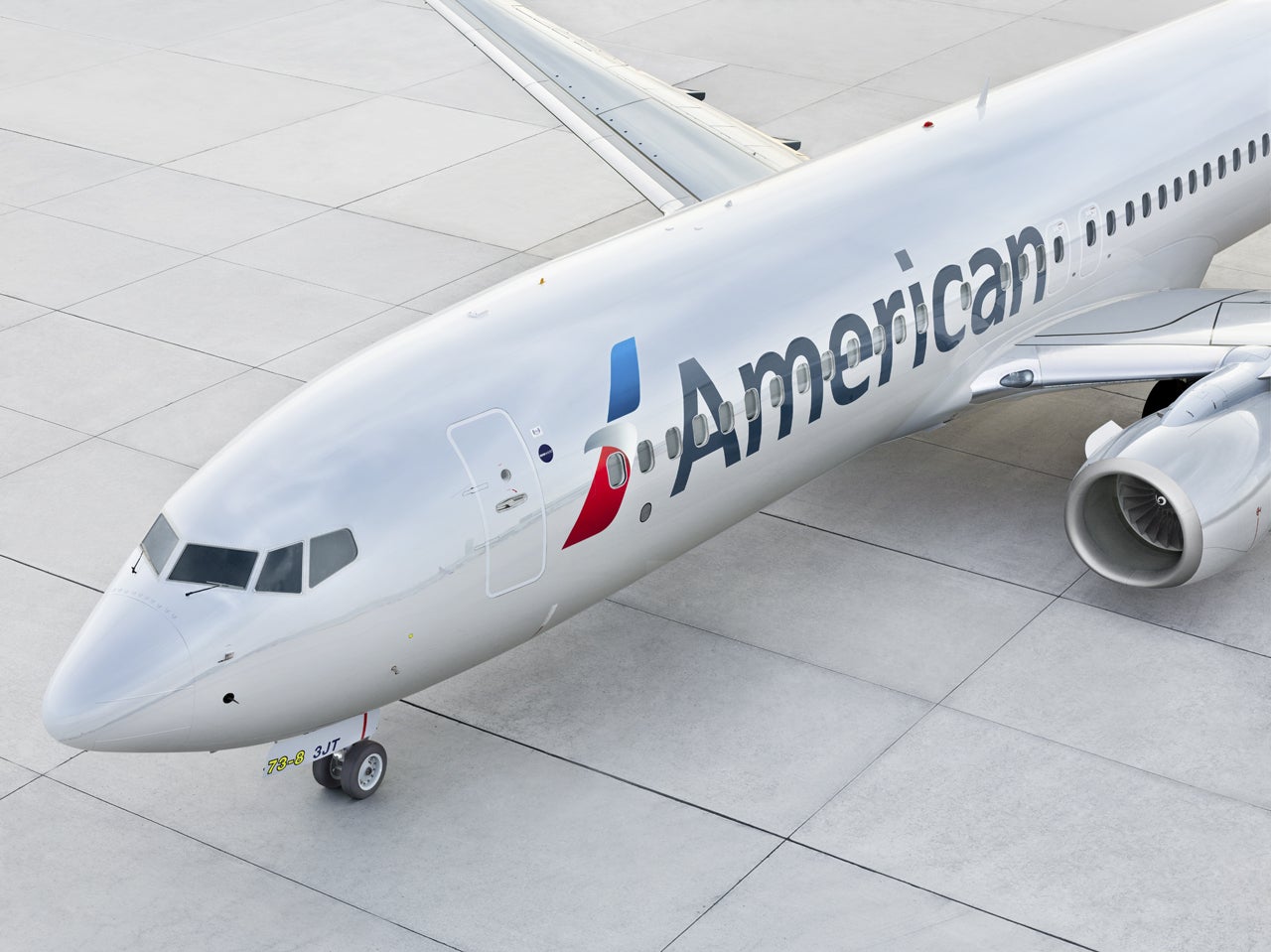 American Airlines Boeing 737-800 with the updated flight symbol seen in the current livery.