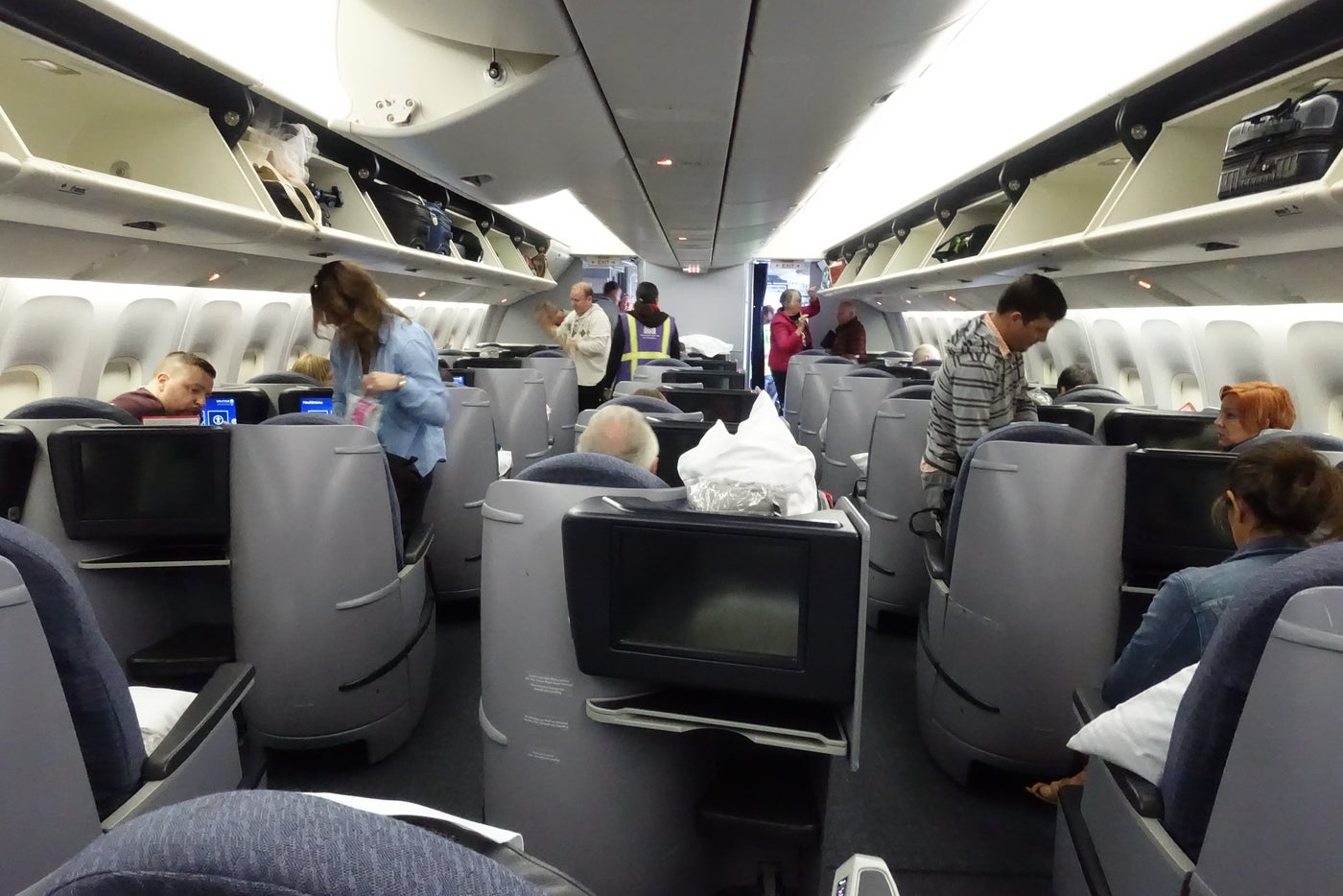 Review: United (767-400) in First From Newark to Honolulu