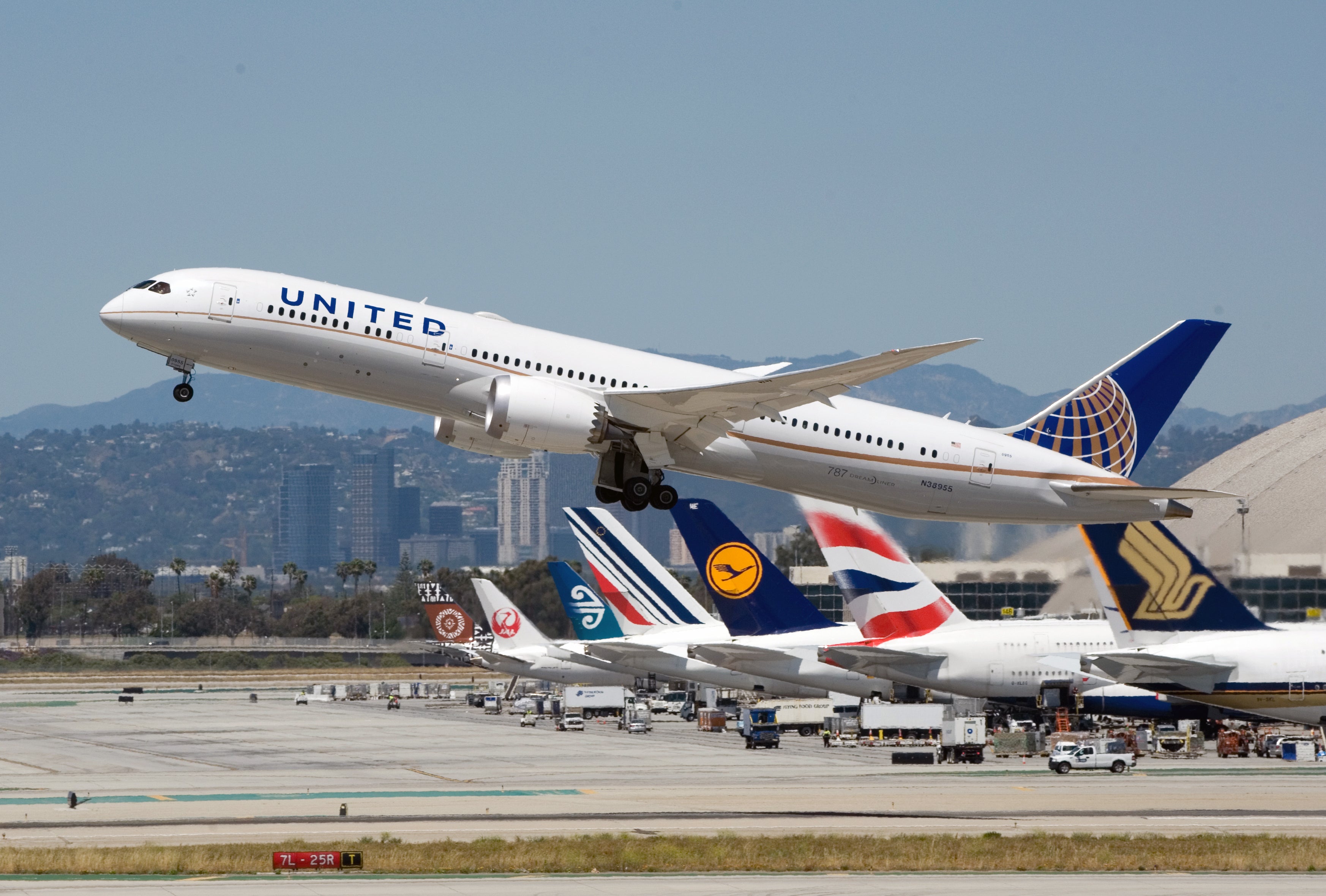 United Airlines 787-9 LAX