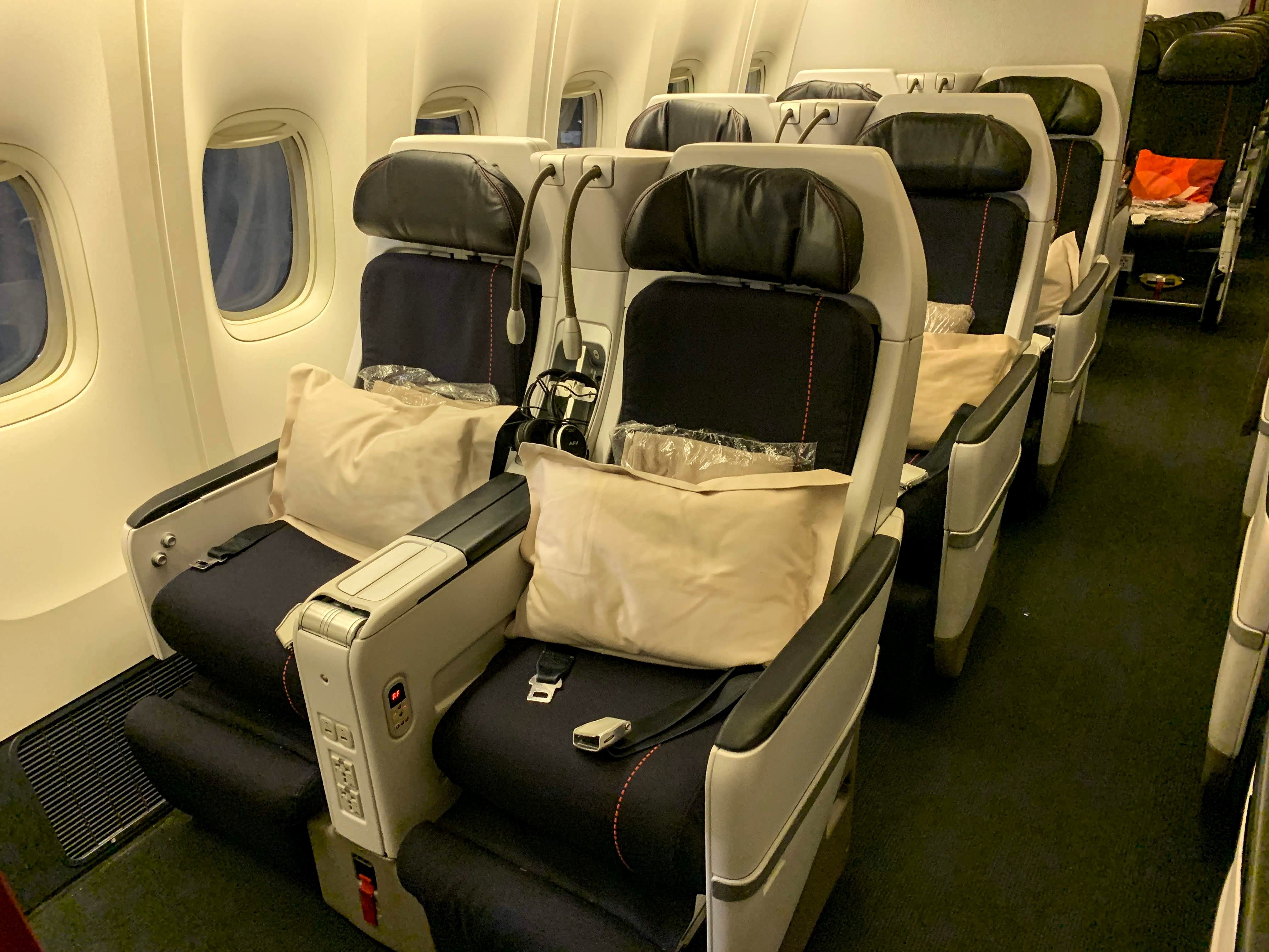 https://thepointsguy.global.ssl.fastly.net/us/originals/2018/11/Air-France-Boeing-777-200-Premium-Economy-Window-Duo-Seating.jpg