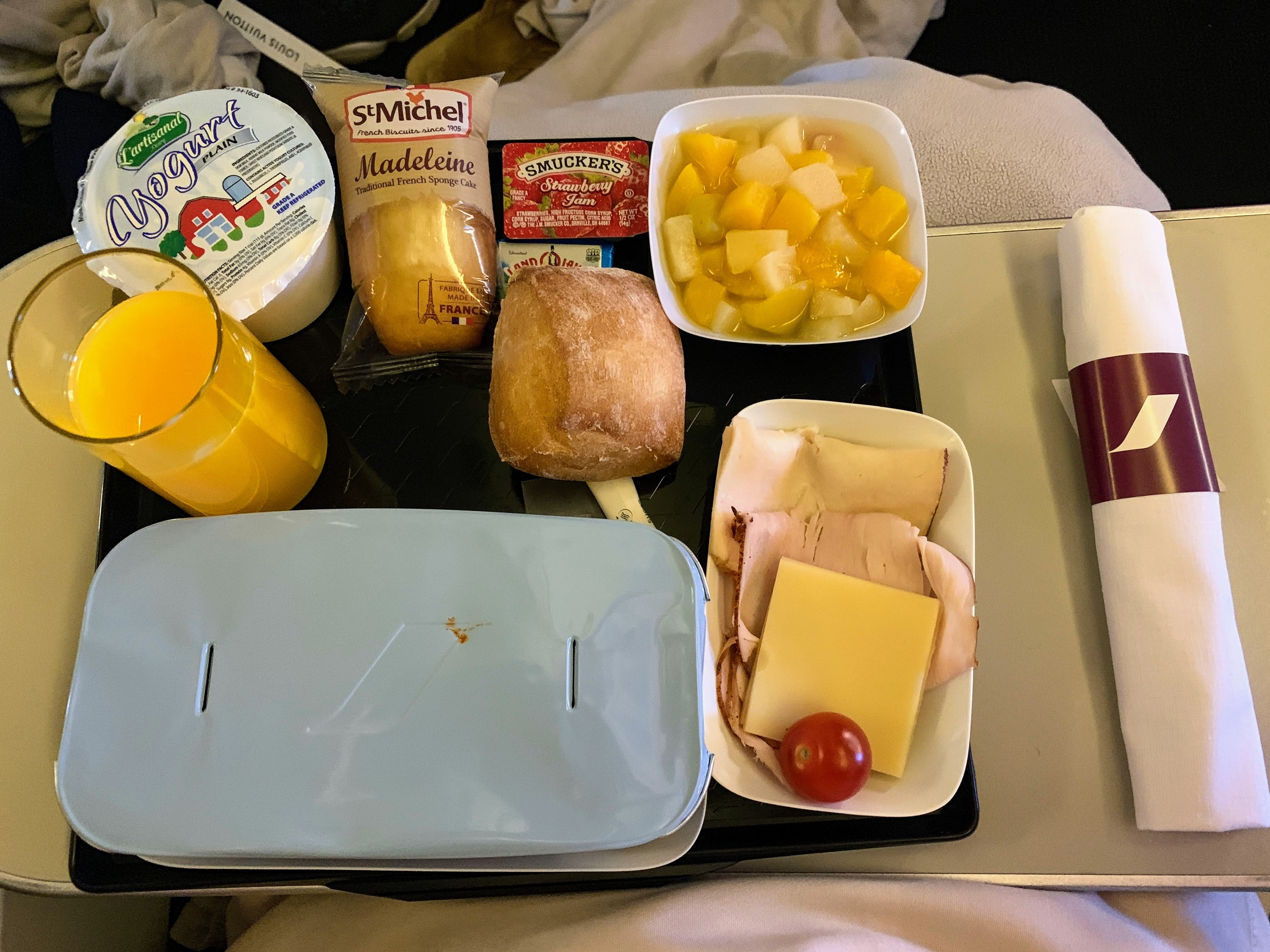 https://thepointsguy.global.ssl.fastly.net/us/originals/2018/11/Air-France-Boeing-777-200-Premium-Economy-hot-meal.jpg