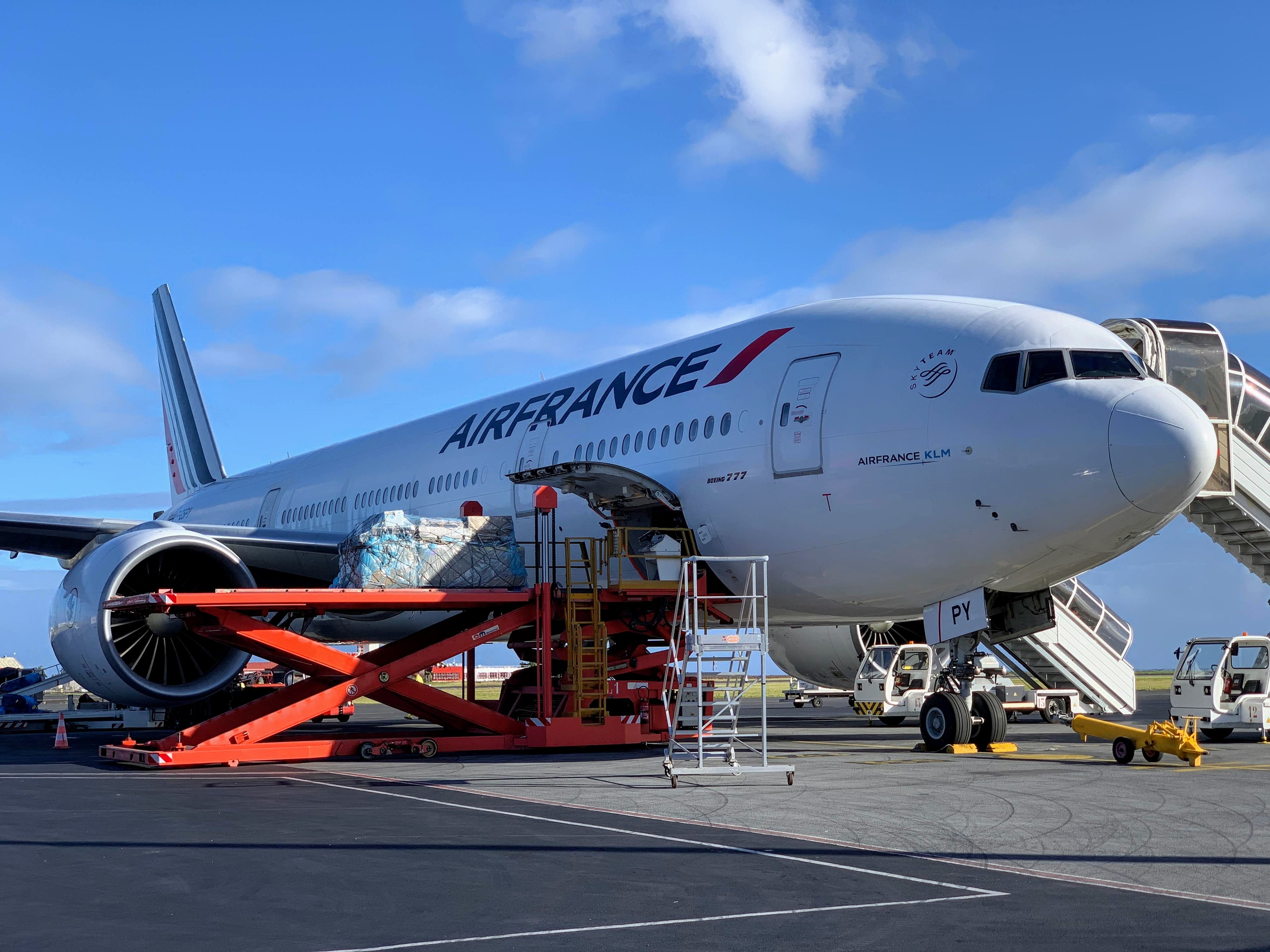 Air France Boeing 777-200 in PPT (loading)