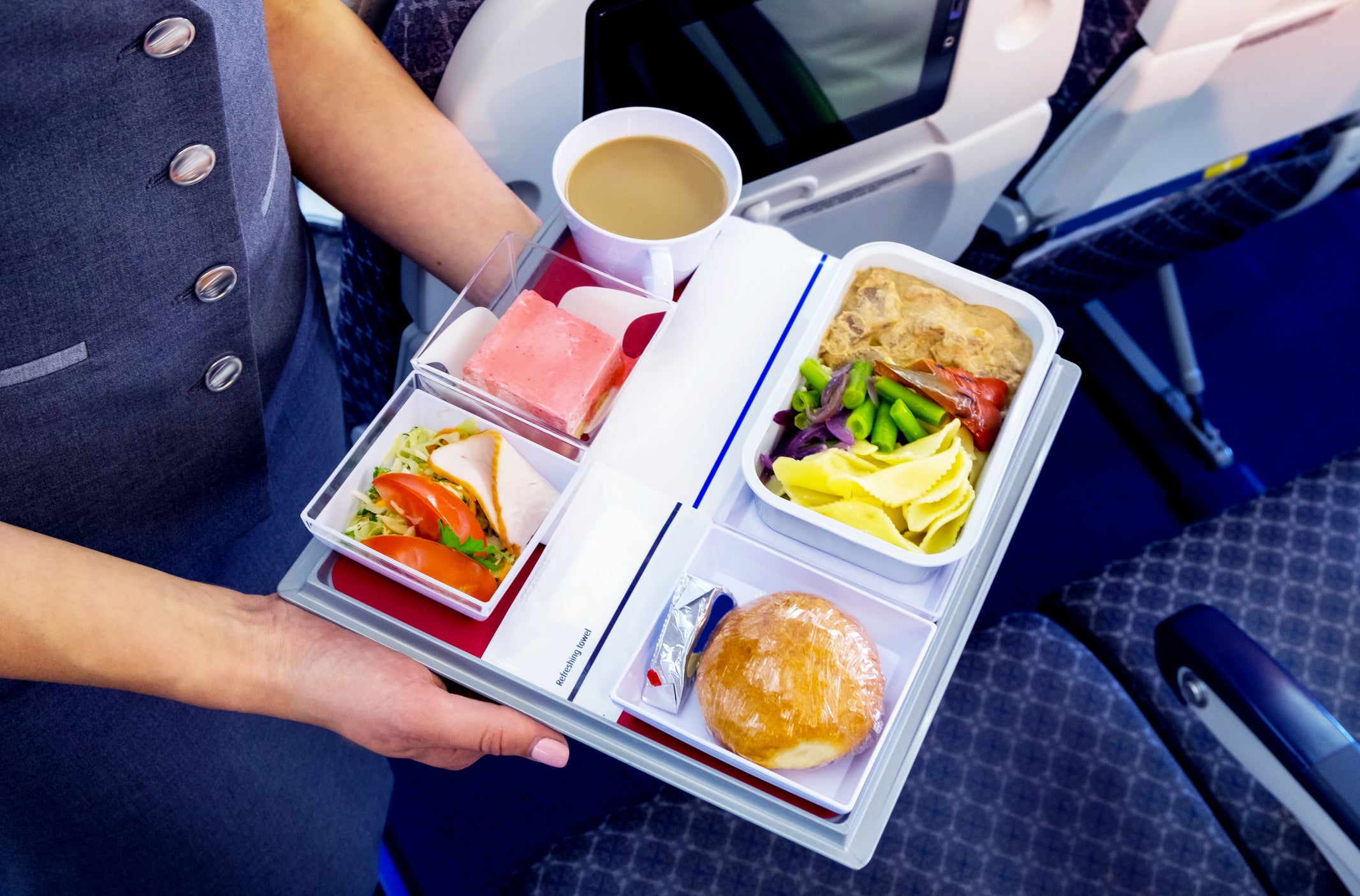 Что можно брать из еды в самолет. Упаковщик бортового питания Шереметьево. Питание Аэрофлот эконом 2021. Еда в самолете. Обед в самолете.
