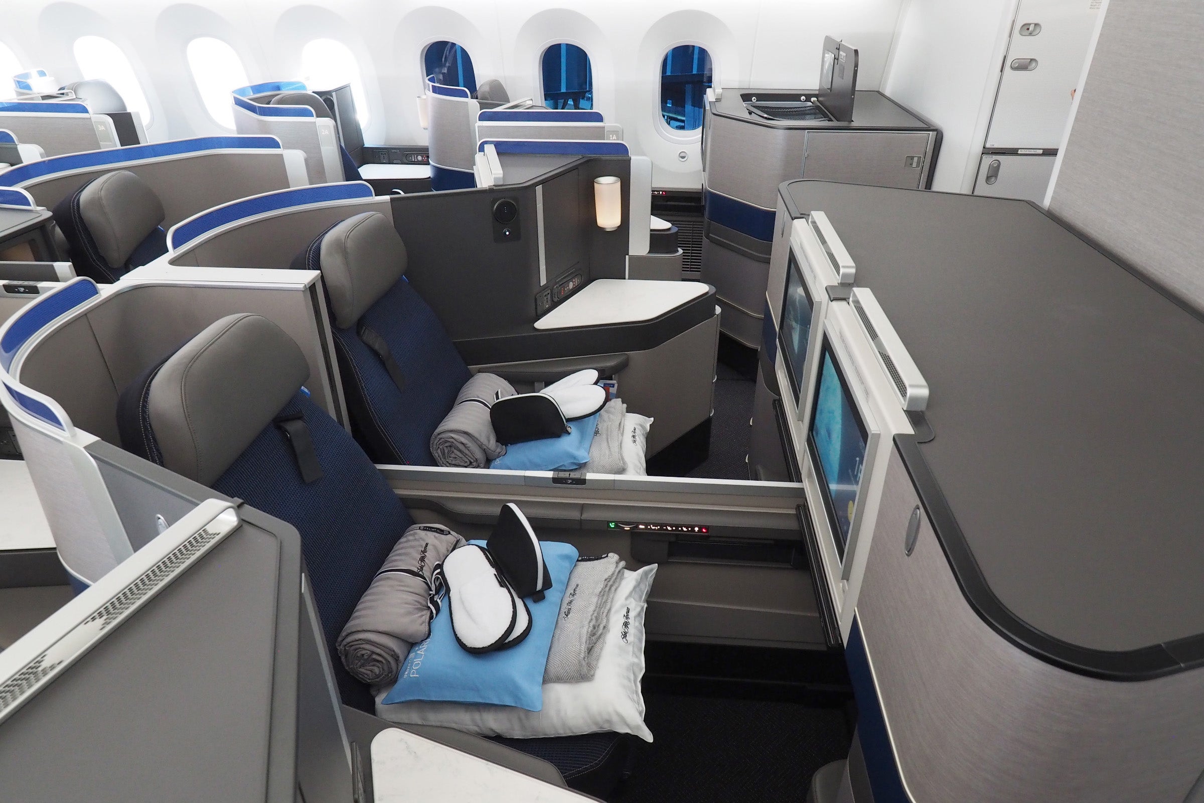 United pulls lie-flat seats from all premium transcon flights - The ...