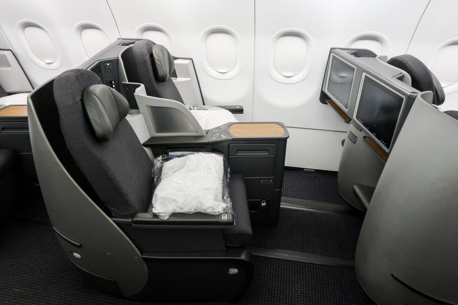 American Airlines AA A321T Business Class 4