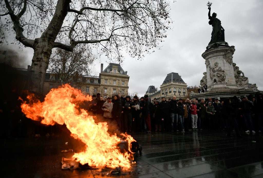 paris tourist attractions closed