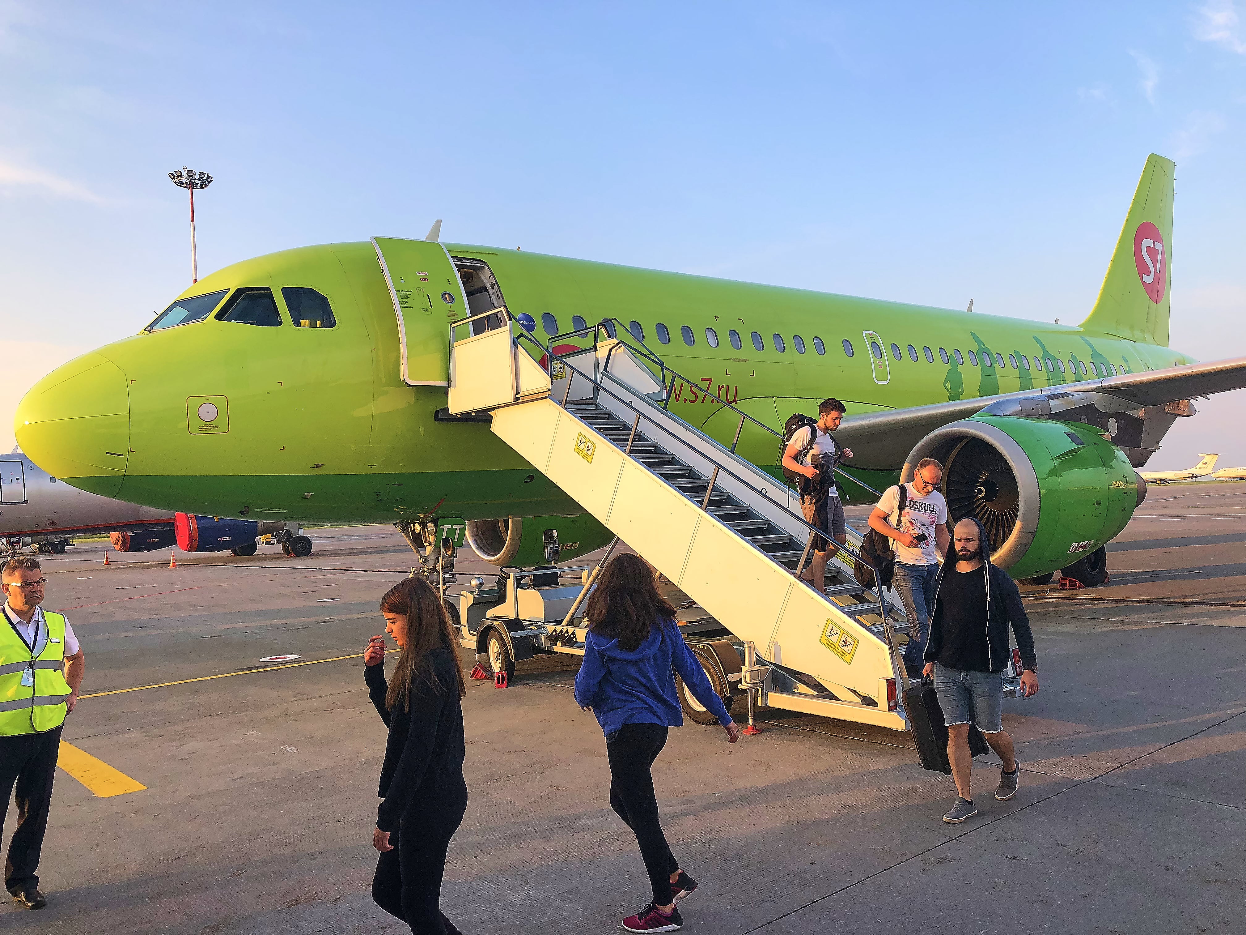 Пассажиры s7. Пассажир s7. S7 plane. Аэропорт Казань s7. S7 Airlines (Siberian Airlines livery).