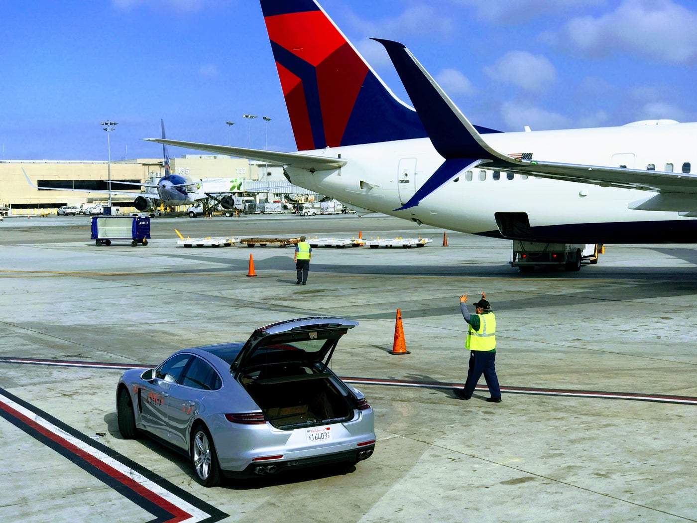 the-ground-vehicles-you-see-at-airports-explained