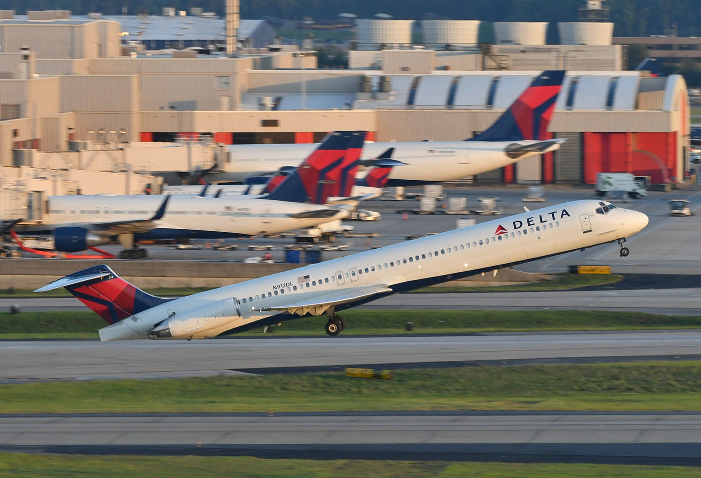 ghost warrior vs sniper elite Delta Air Lines MD-88 at ATL taking off