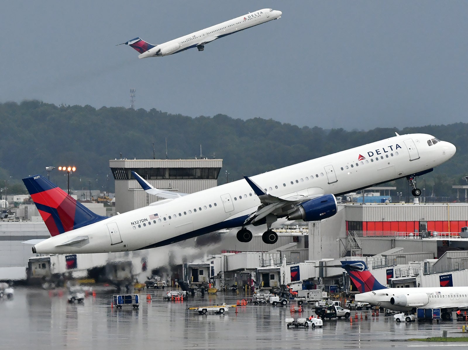 A Delta A321 (foreground) and MD-88 taking off from Atlanta airport