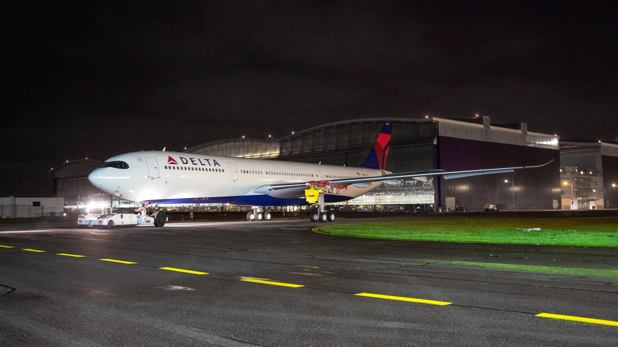 Delta-A330-900neo-first-paint-airbus