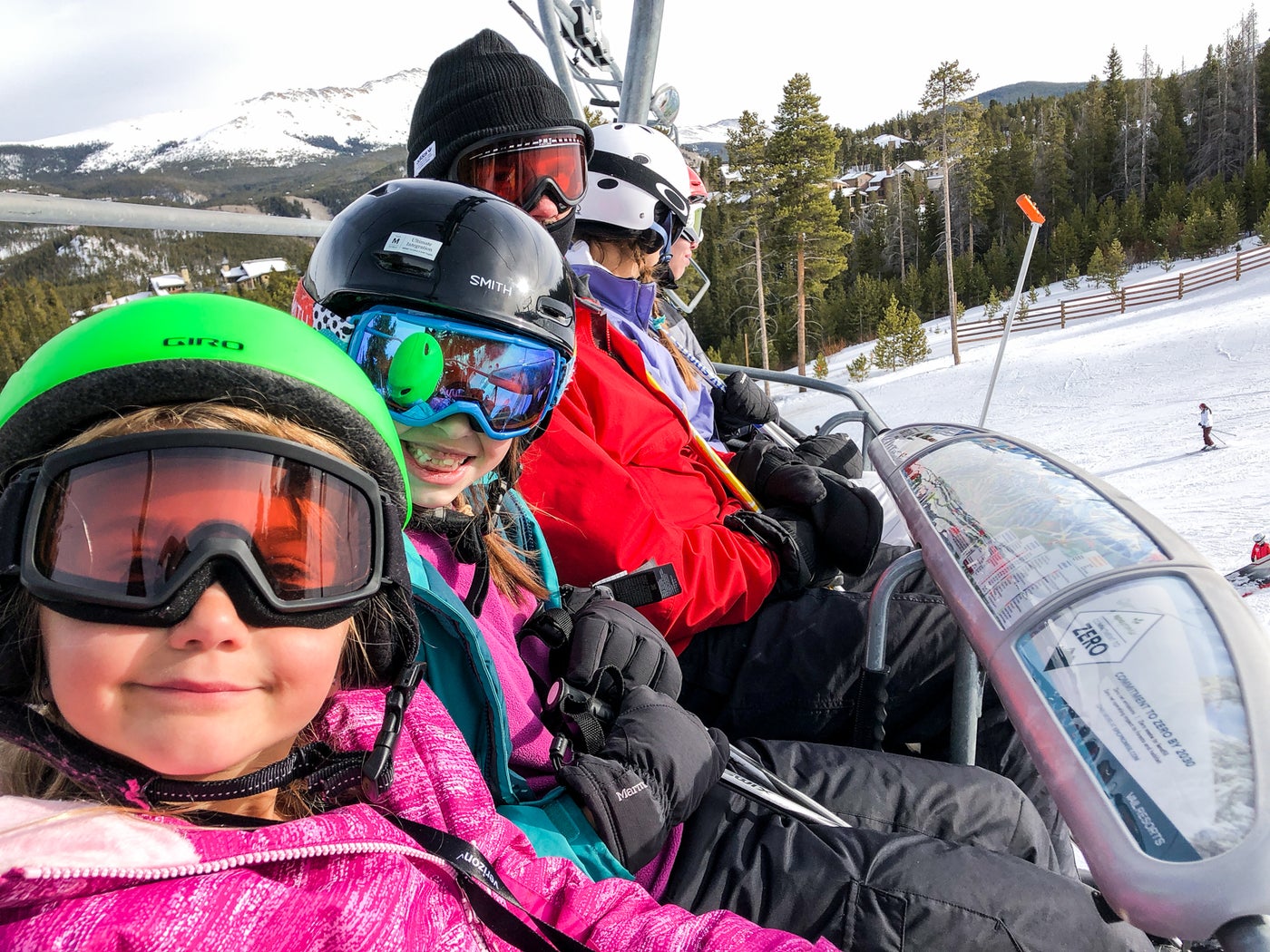 Ski trip. Девушка на горных лыжах фото со спины.