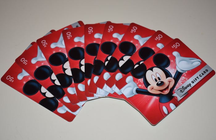 La pile de cartes-cadeaux Disney que j'ai utilisée pour passer à un laissez-passer annuel. Image par Ross Binkley / The Points Guy.