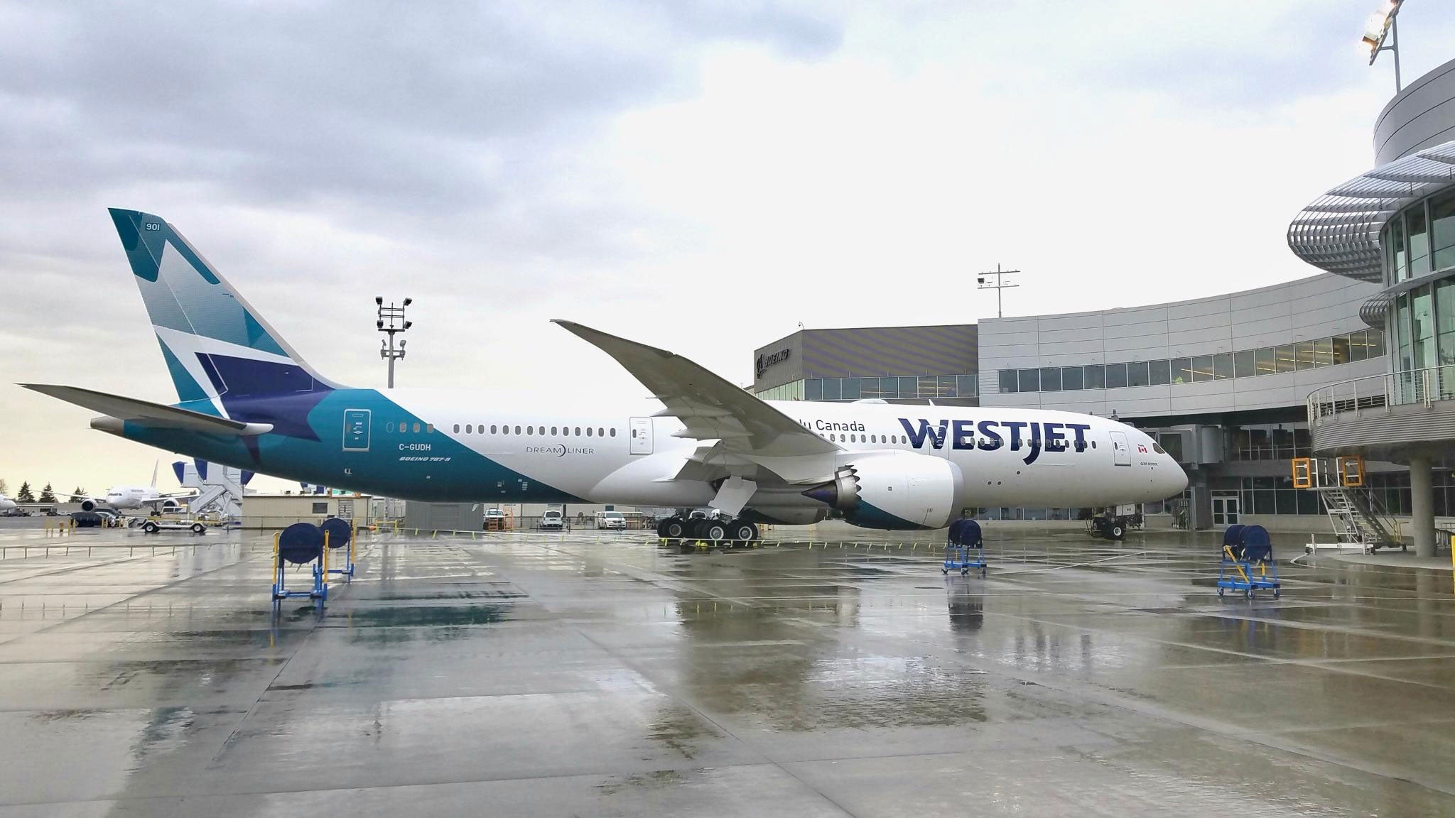 westjet-first-dreamliner-boeing-delivery