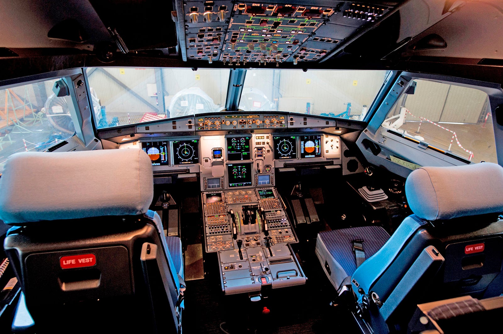 boeing vs airbus cockpit windows