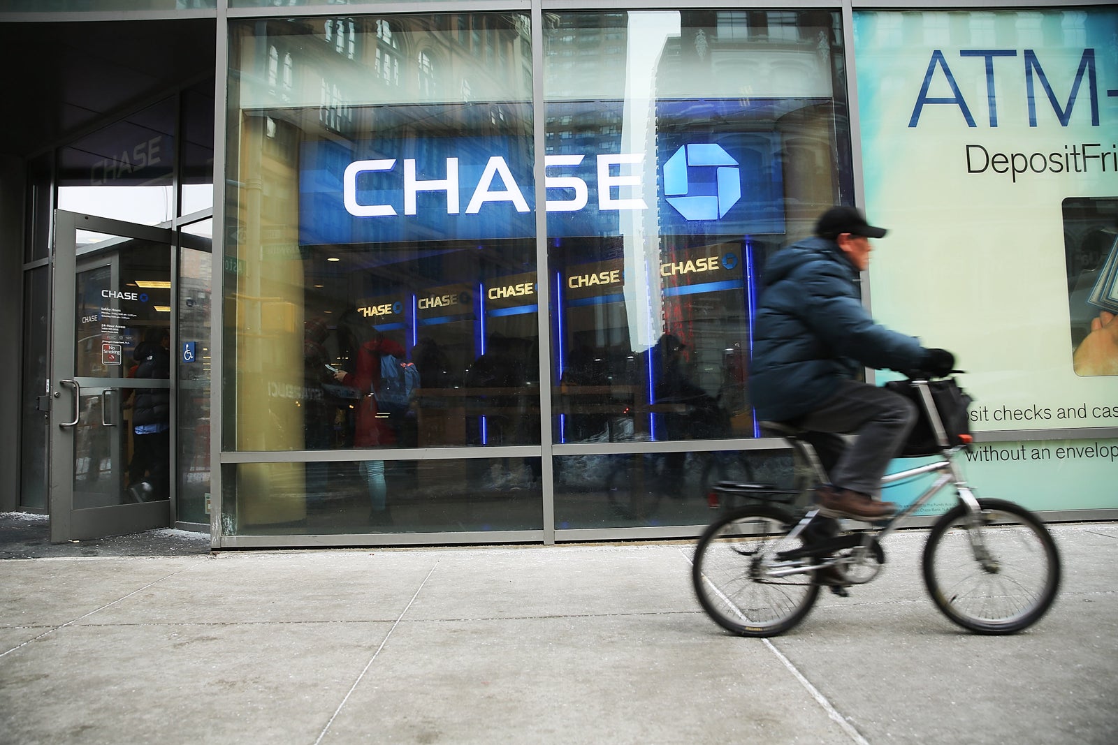 Chase adds new warning on select sign-up bonuses Chase Bank GettyImages 464327194