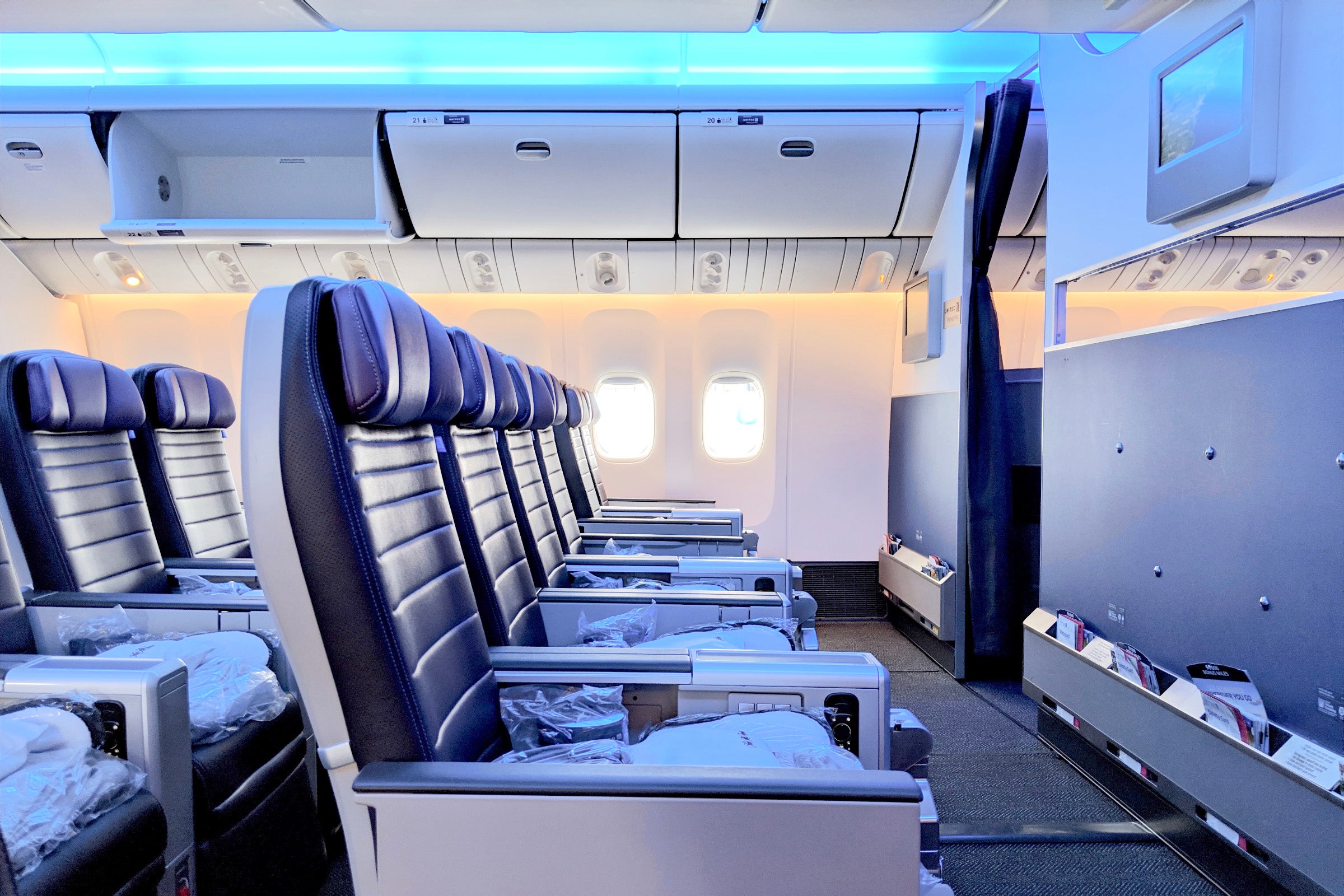 United 777-300ER Premium Plus Review ZH