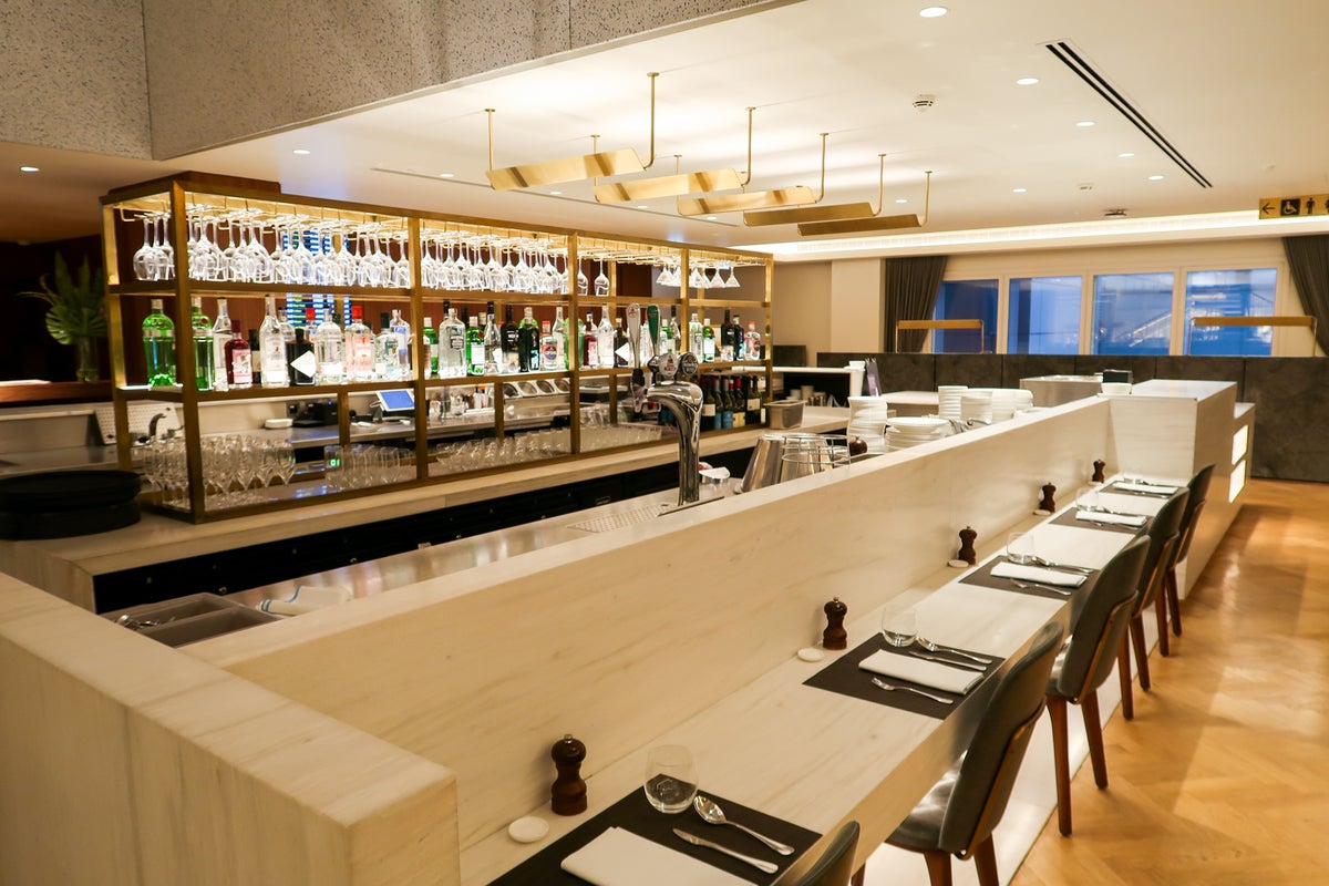 qantas first class lounge heathrow terminal 3