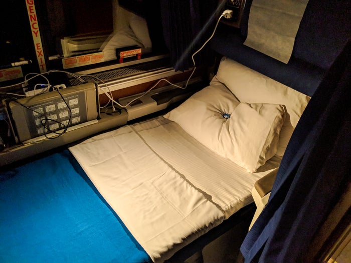 Train Review Amtrak's Sleeper Car Roomette — Empire Builder
