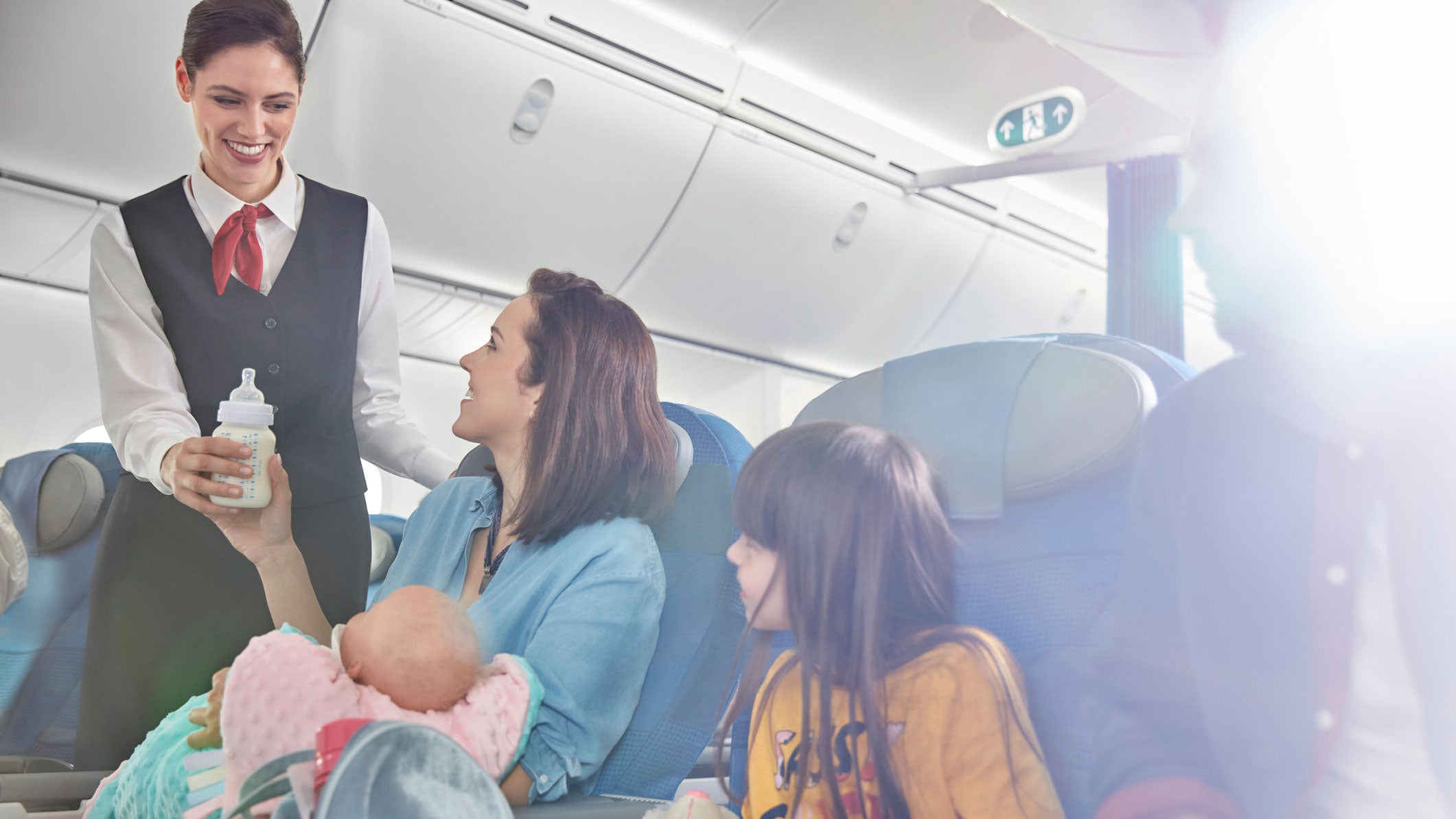 Дети на борту самолета. Ребенок пассажир. Путешествие на самолете. Самолет для детей. Путешествие на самолете для детей.