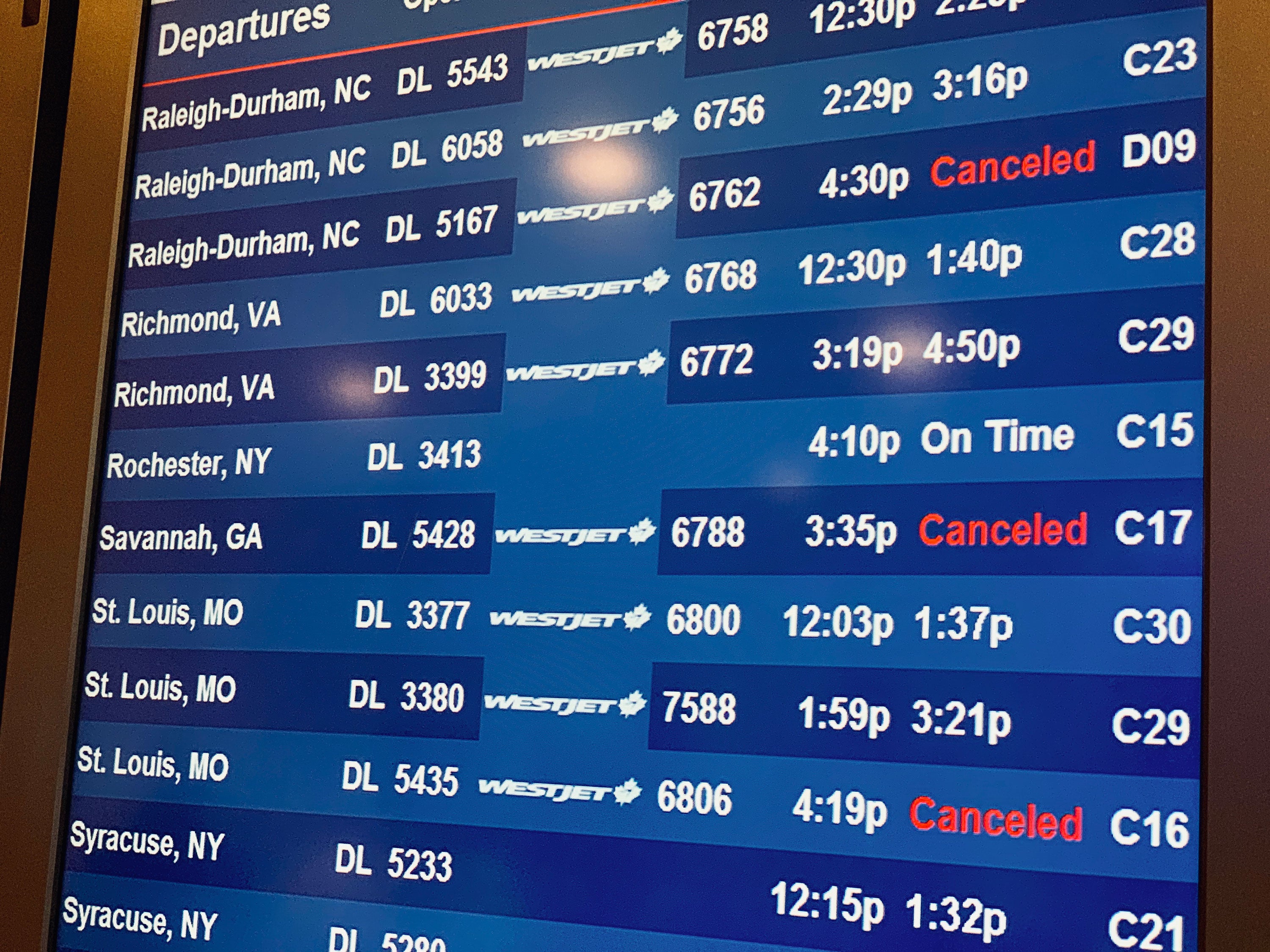 https://thepointsguy.global.ssl.fastly.net/us/originals/2019/03/delta-departure-board-cancelled-flight-flights-departures-sky-club.jpg