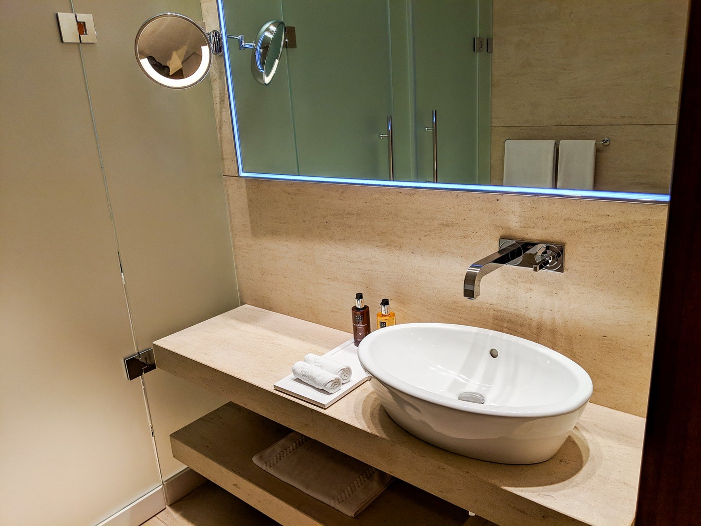 Review Qatar Airways Doha Immigration and Arrivals Lounges