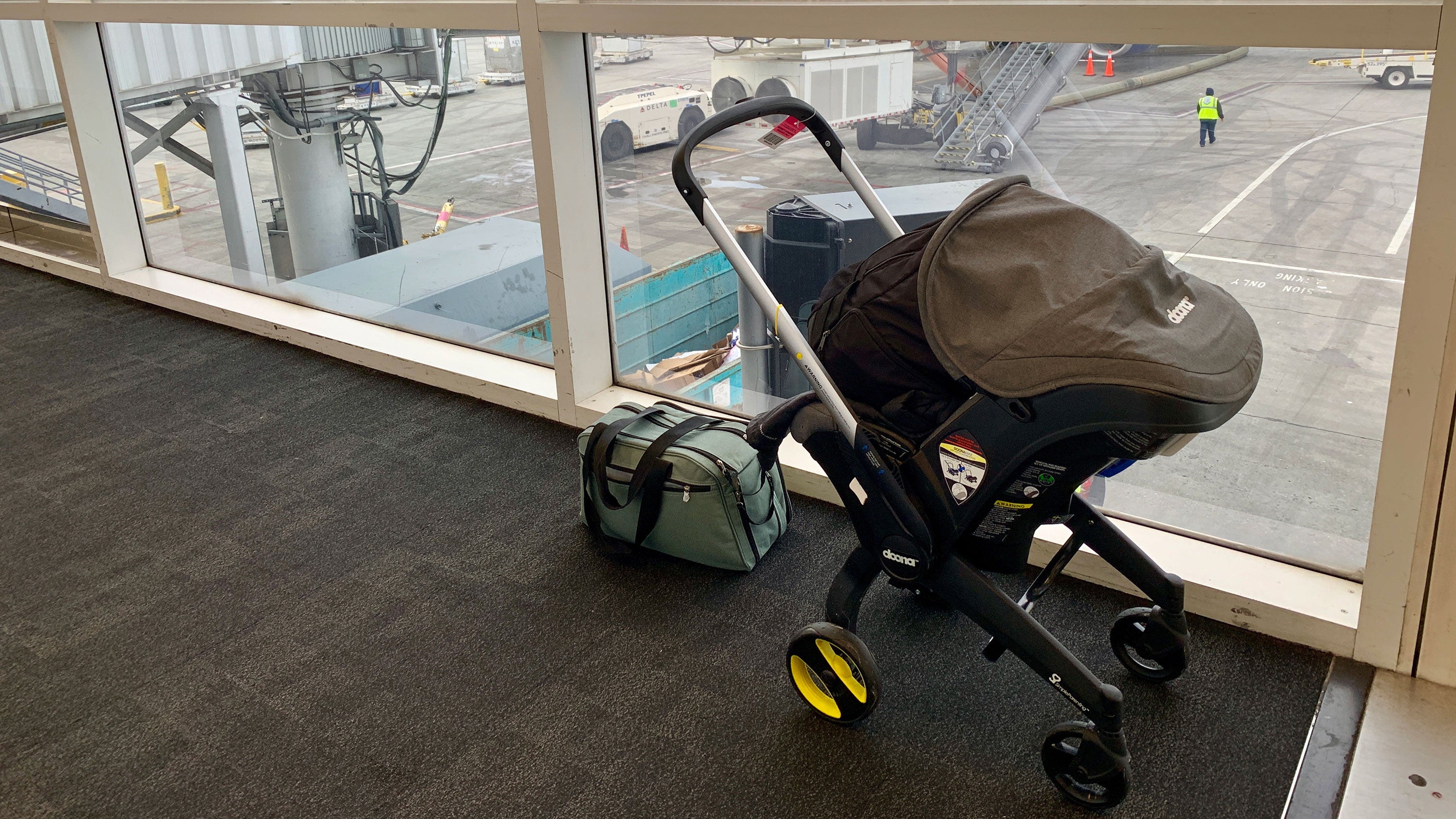 doona-infant-car-seat-carrier-lax-airport-delta-16-9