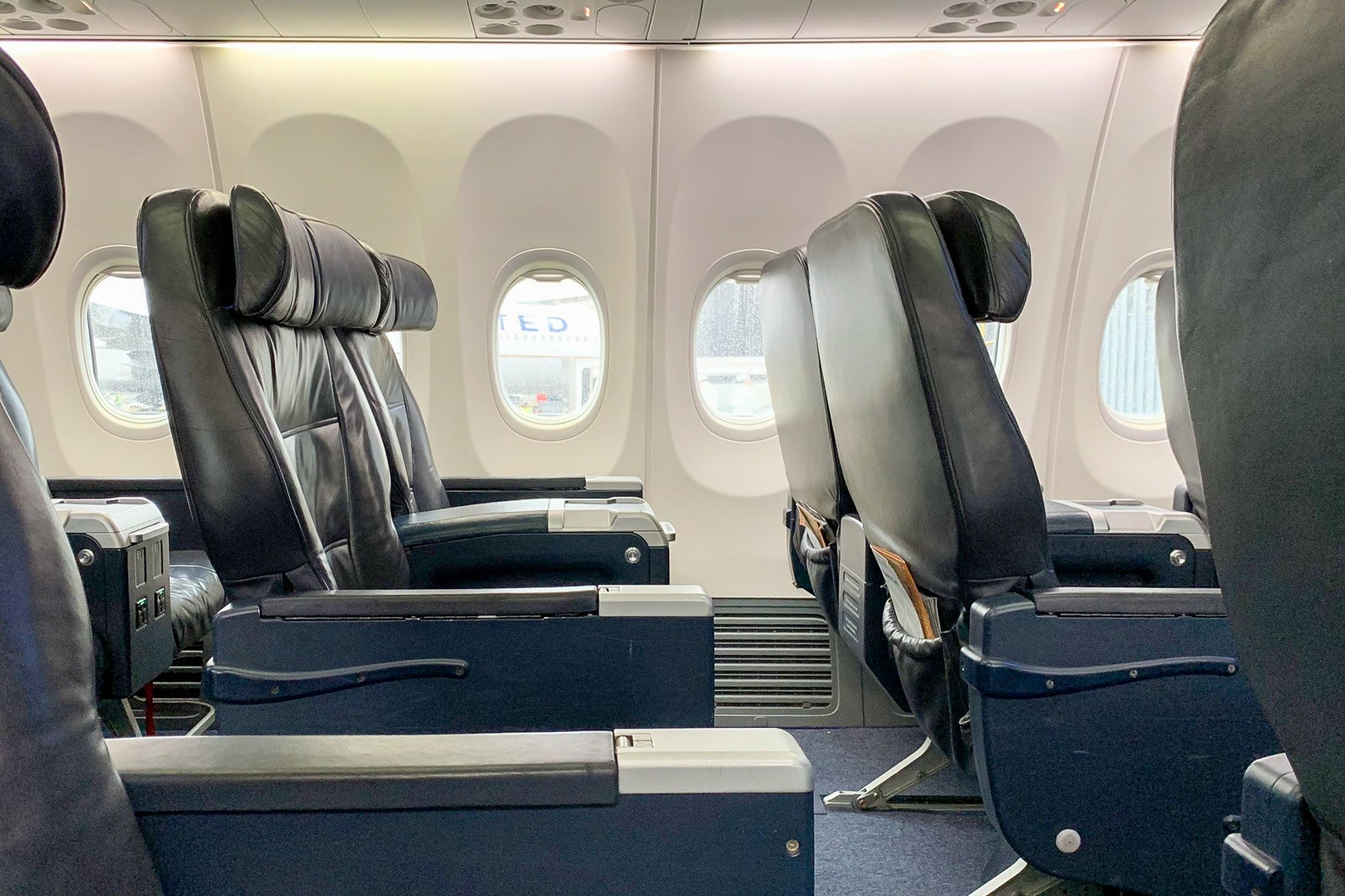 United 737-900ER Business First Class Review ZH