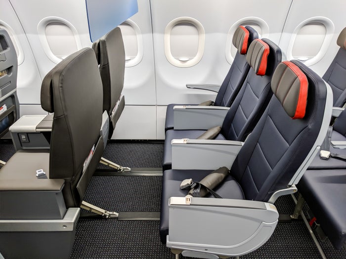La primera fila de clase económica del A321neo de American Airline mide 40 pulgadas de paso -y puedes guardar una bolsa bajo el asiento de primera clase que tienes delante. (Foto de JT Genter/The Points Guy)