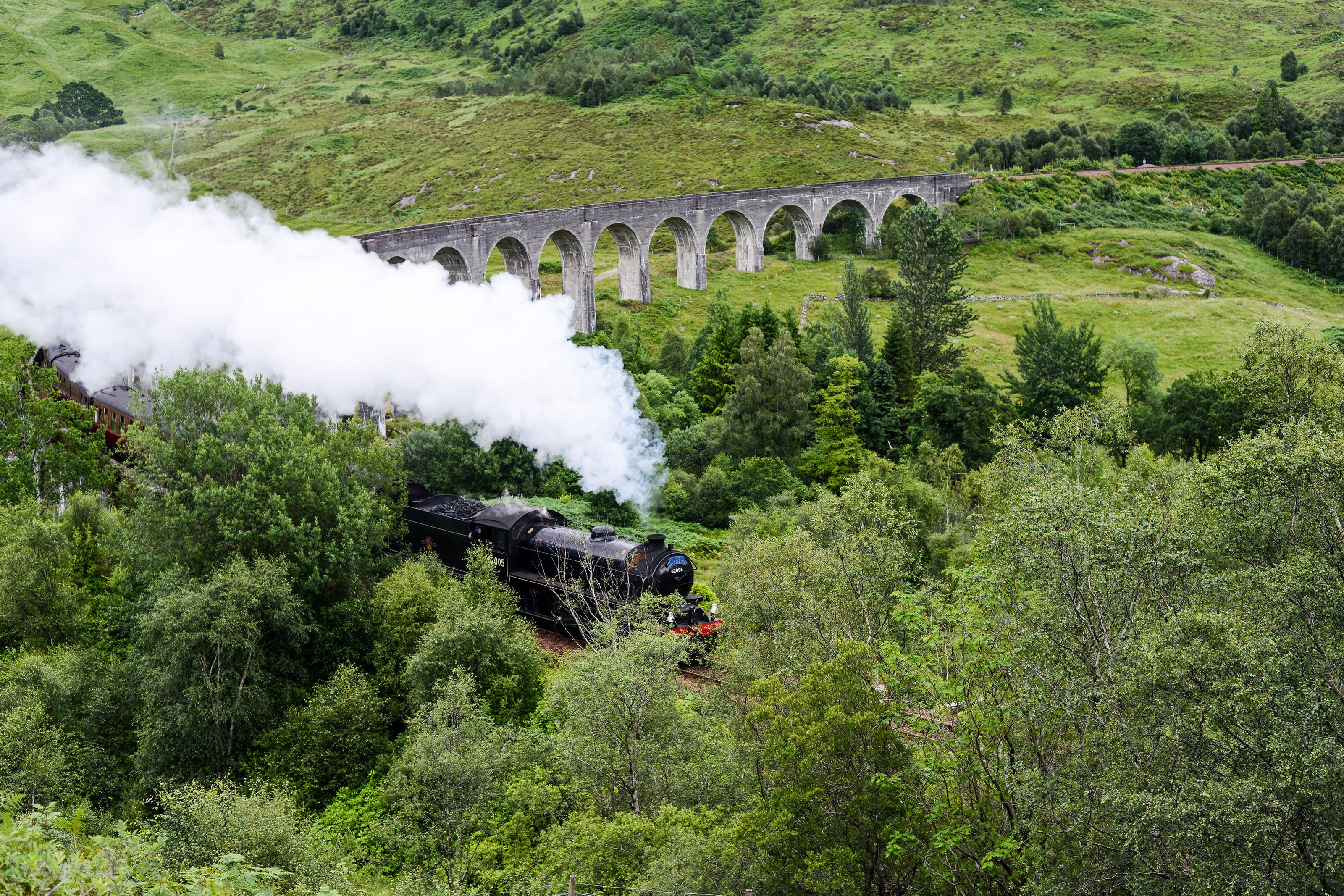 Harry-Potter-Train-Glenfinnan-Scotland_smoke