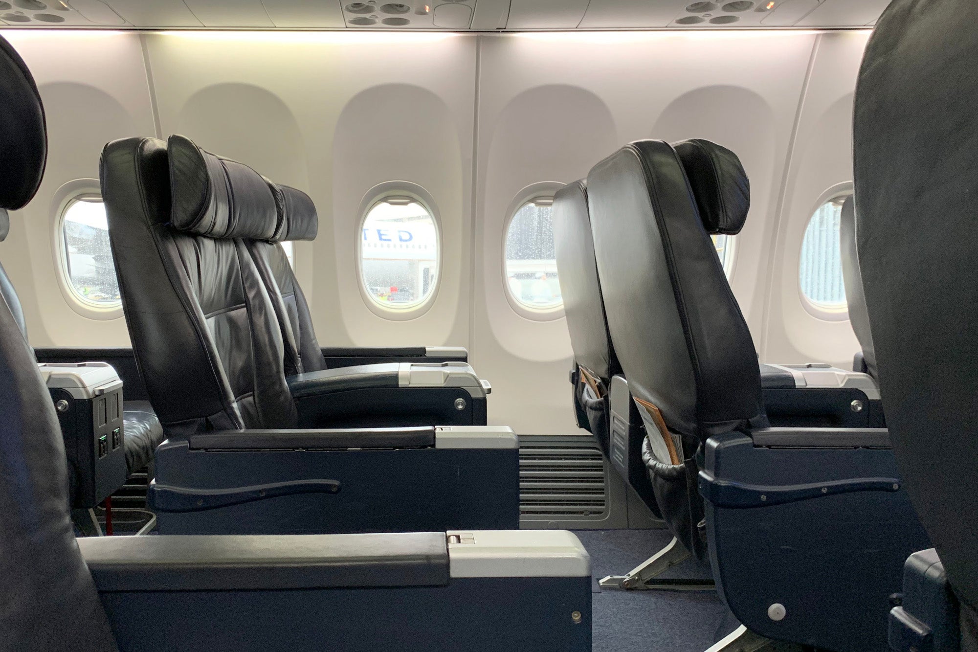 United 737-900ER Business First Class Review ZH