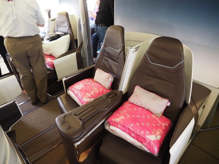 How to Fly in a Lie-Flat Seat Between the US Mainland and Hawaii - The ...