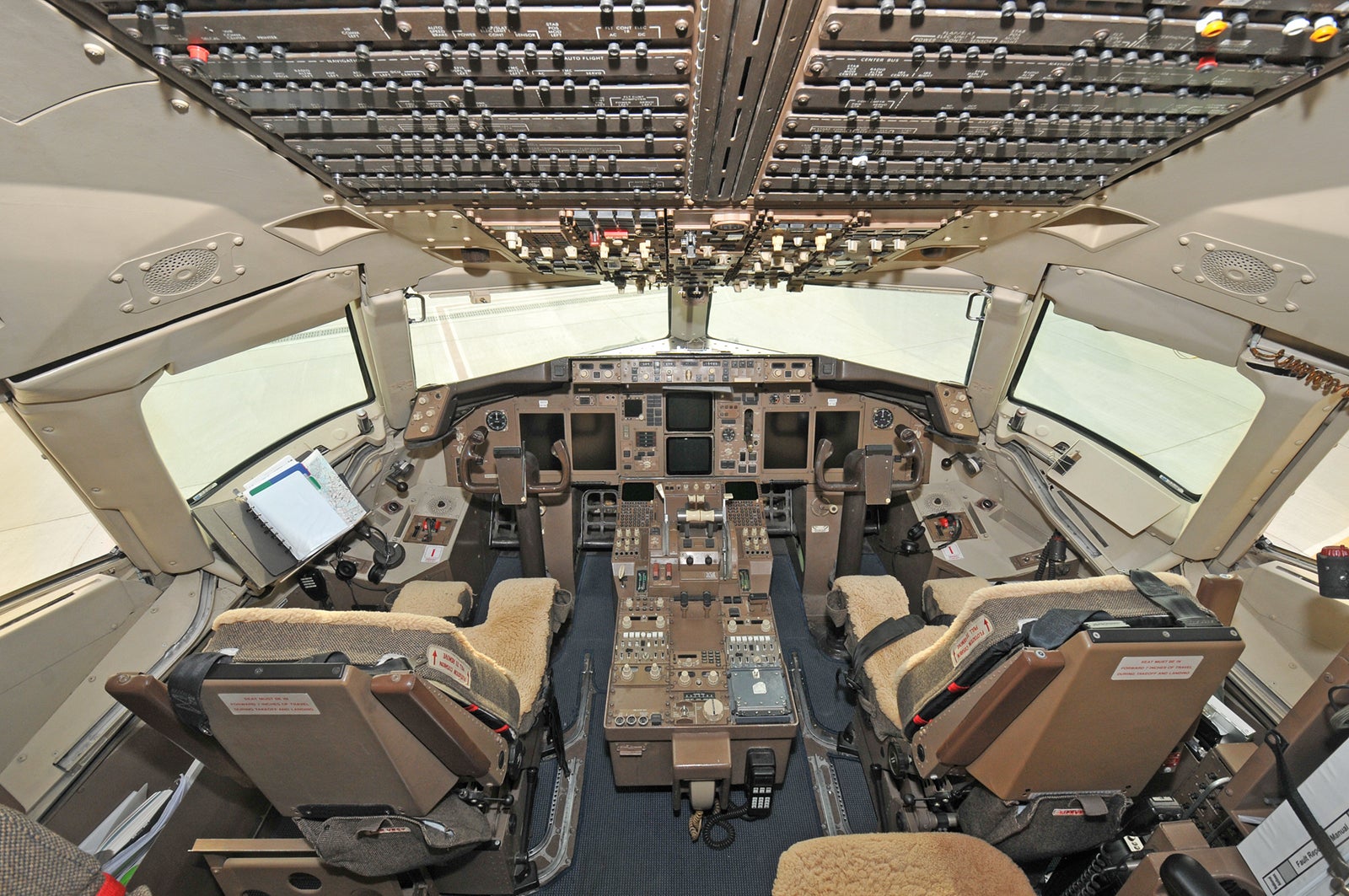 A Boeing 757 cockpit
