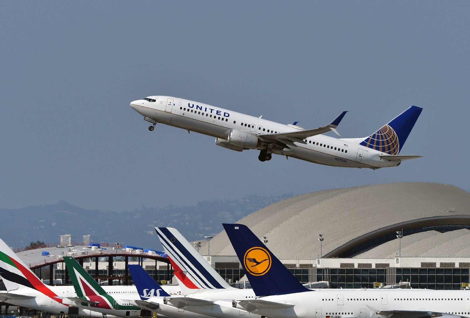 United 737 and other airplanes at LAX Airport