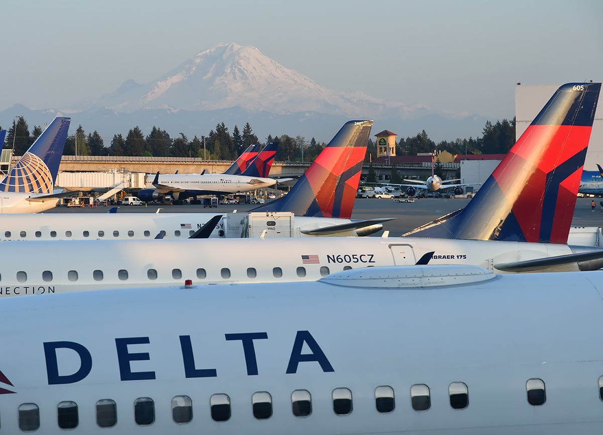 Delta jets with Mt Rainier at Seattle airport