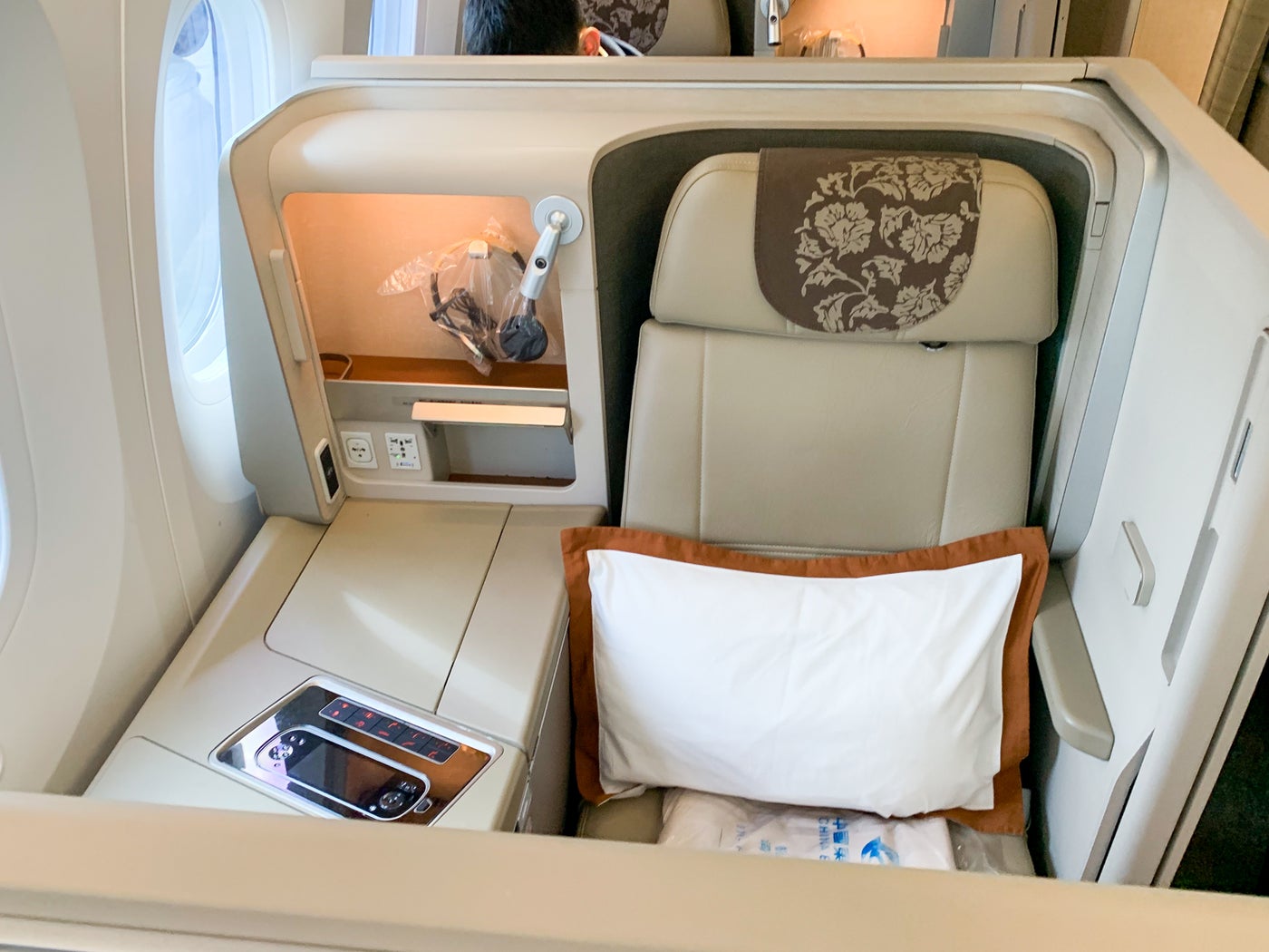 Review China Eastern 787 Dreamliner Business Class 2456