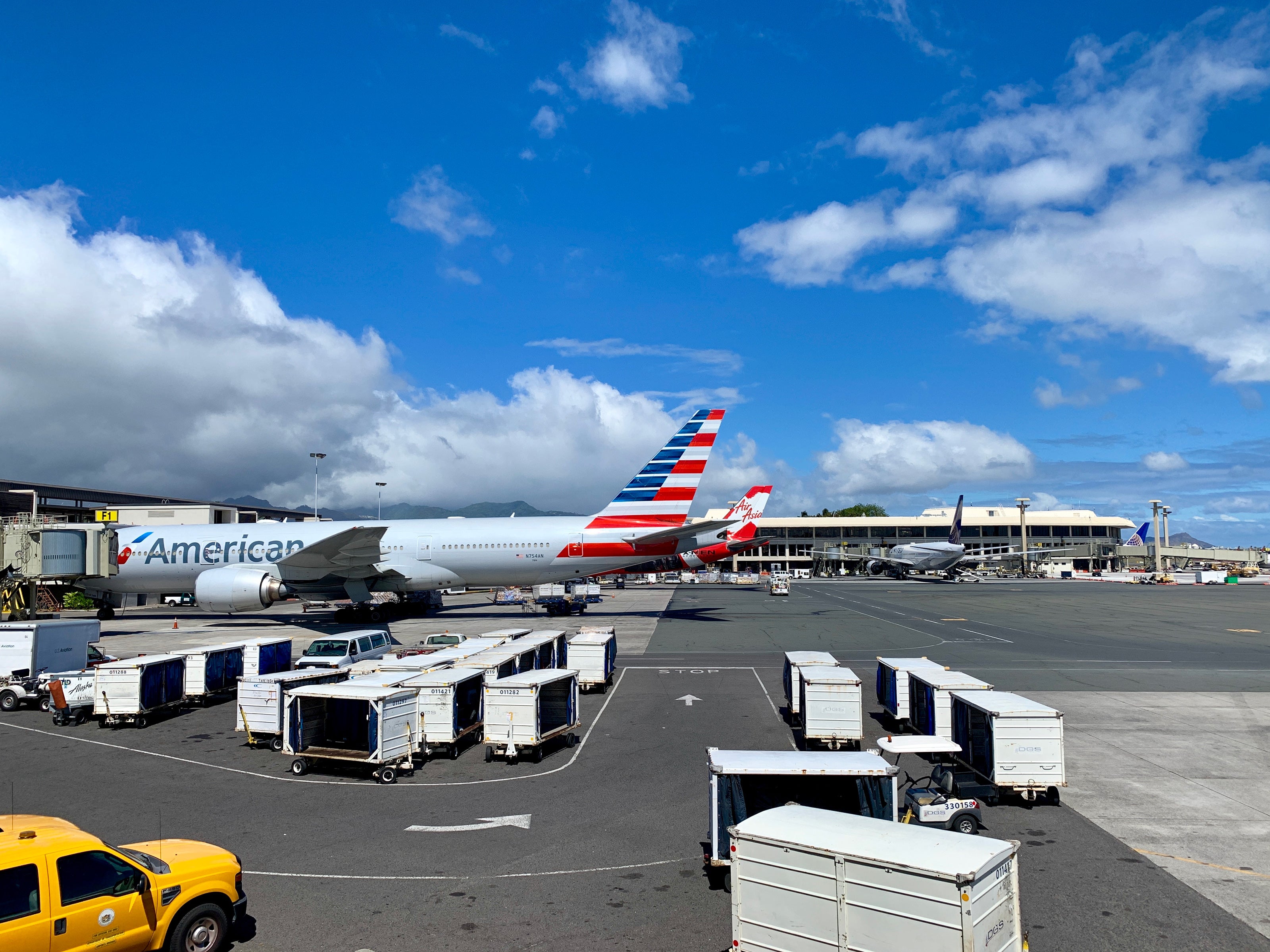 american-airlines-aa-air-asia-tails-airport-honolulu-hawaii-hnl