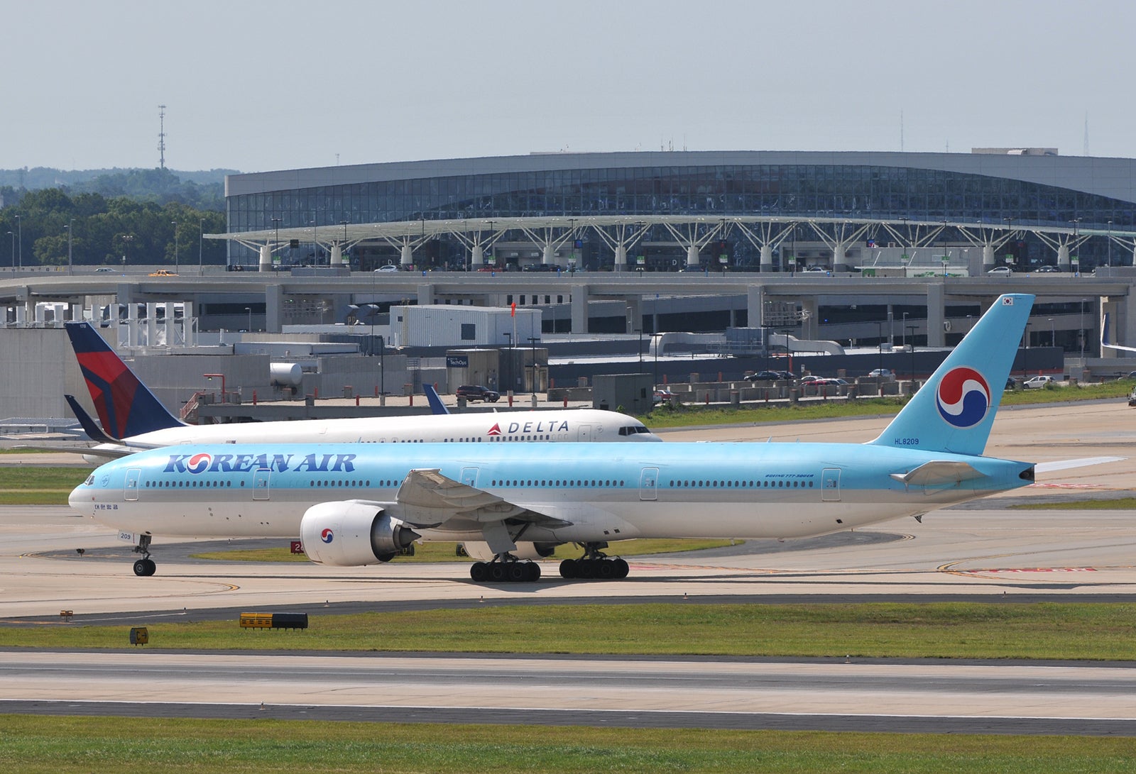 Korean Air 777 and Delta 767 Atlanta airport