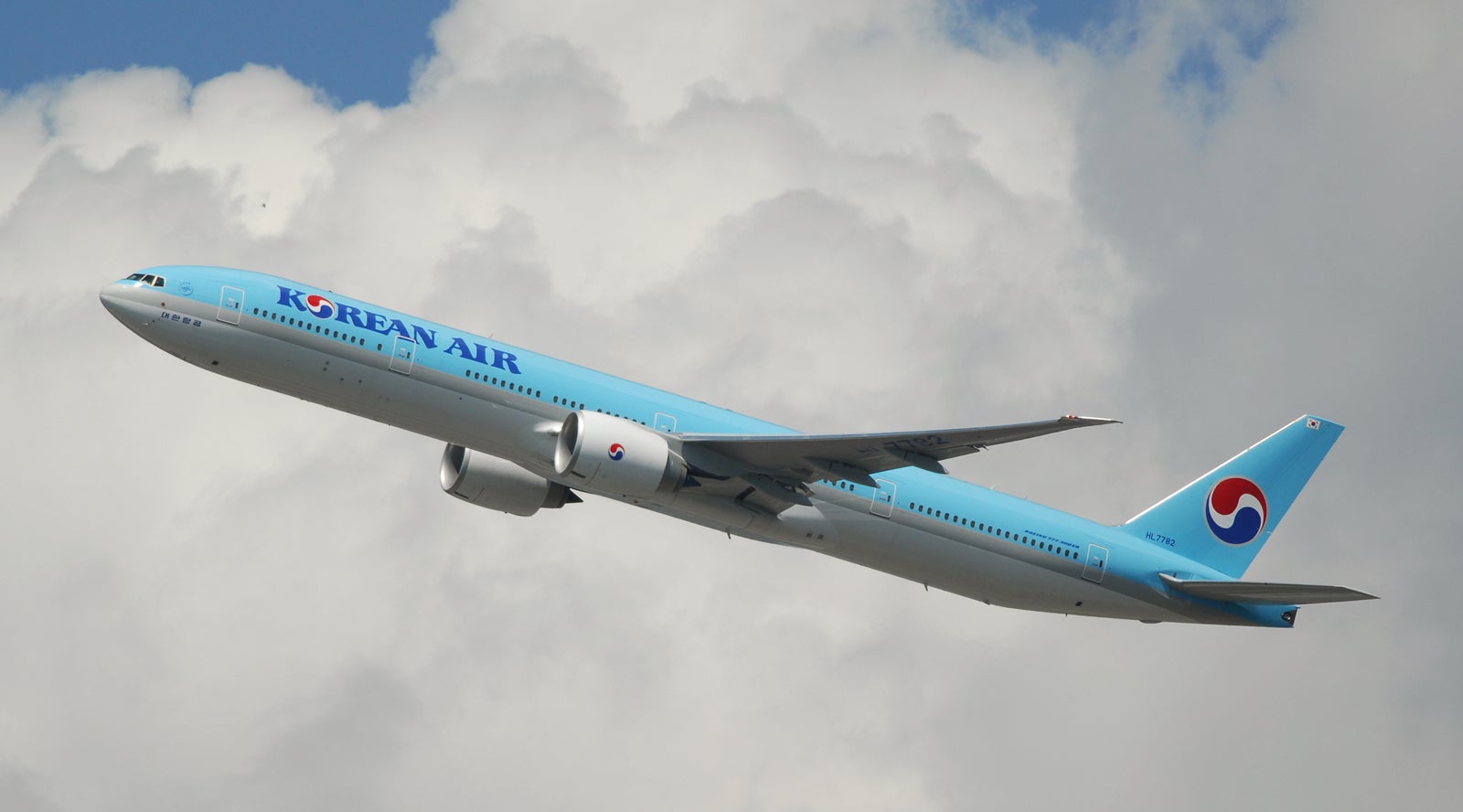 Korean Air B777-300ER and clouds