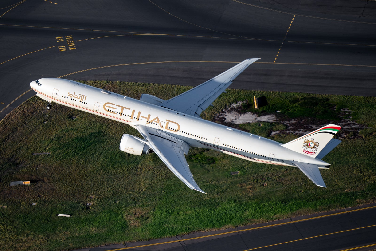 Etihad-777-300ER-old-livery-3-at-Sydney-Airport-SYD