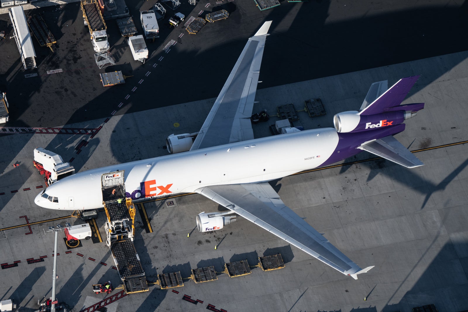 Fedex-MD-11-at-cargo-stand-at-Sydney-Airport-SY