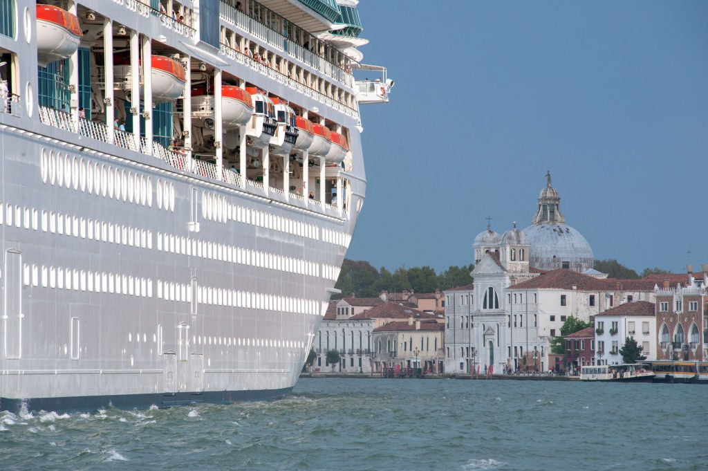 Italien, Venedig, 09.09.2017, Kreuzfahrtschiff " Rhapsody of the seas" beim Verlassen von Venedig im Kanal von Giudecca