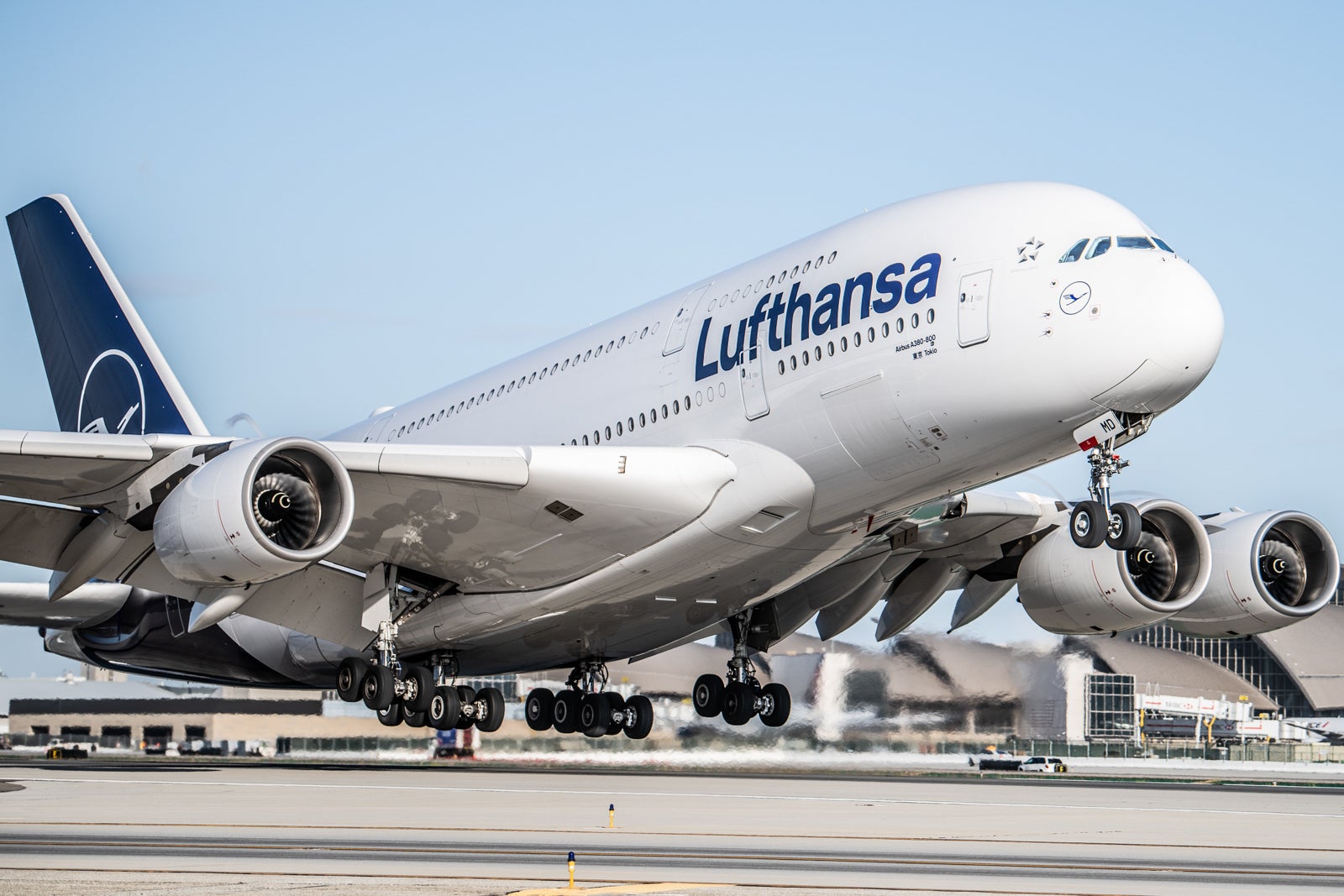 Lufthansa-A380-at-Los-Angeles-International-LAX-2