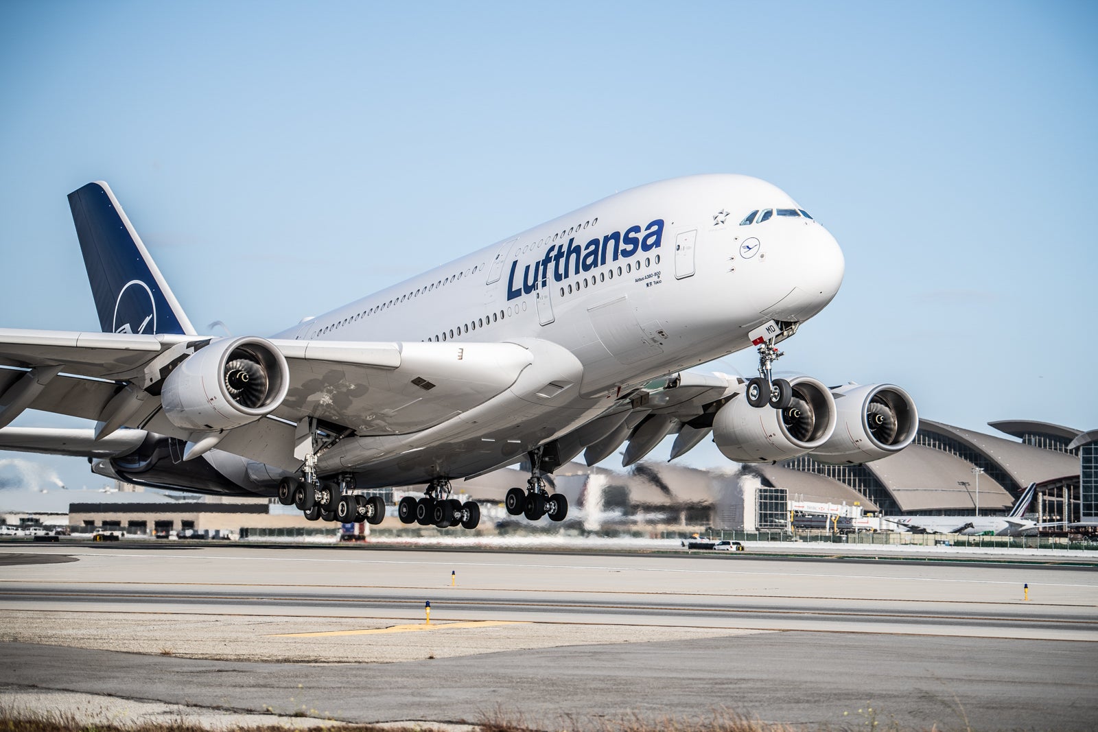 Lufthansa-A380-at-Los-Angeles-International-LAX-3