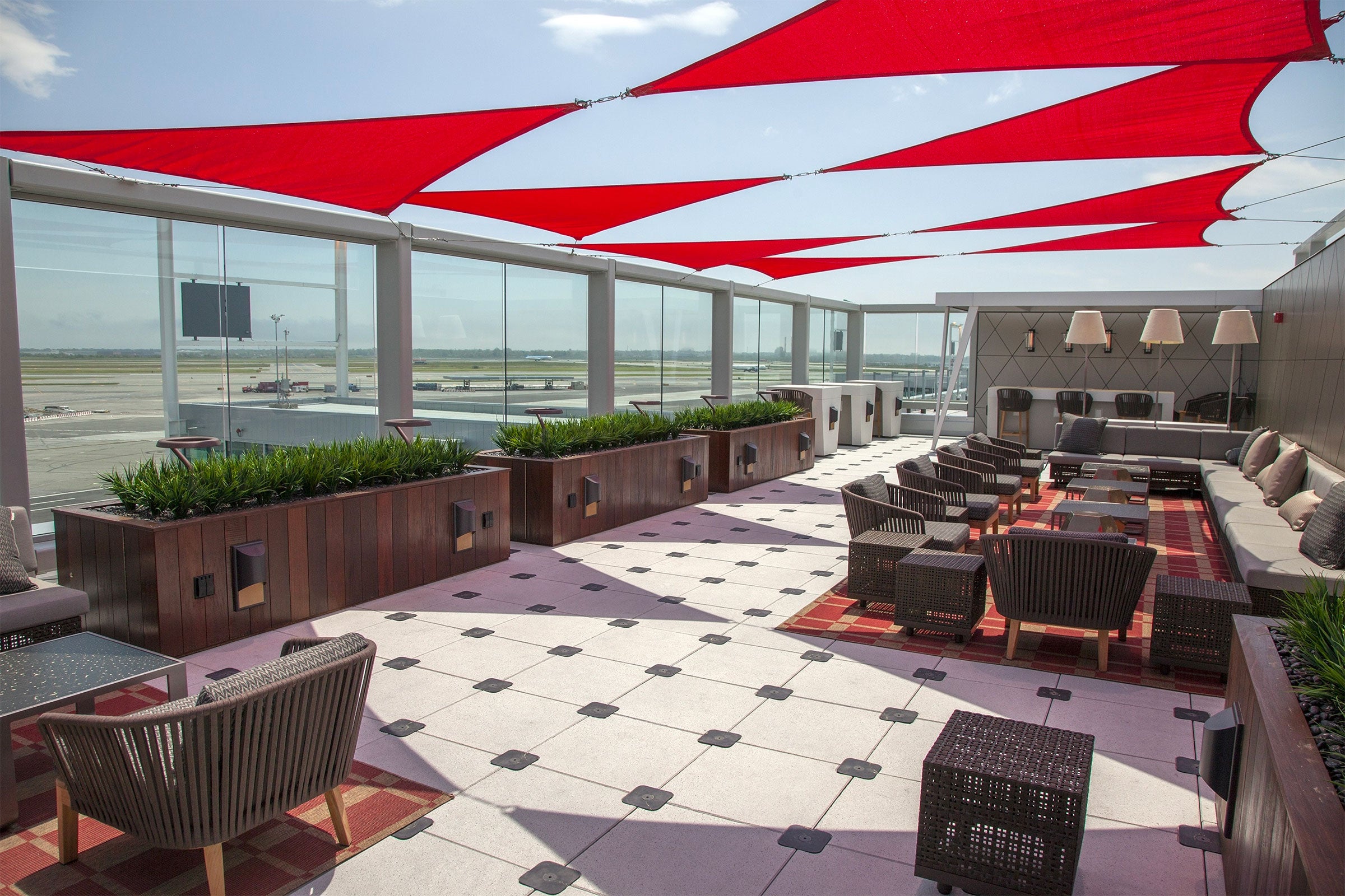 Delta's Outdoor Sky Deck at JFK Gaining Roof and Heaters - The Points Guy