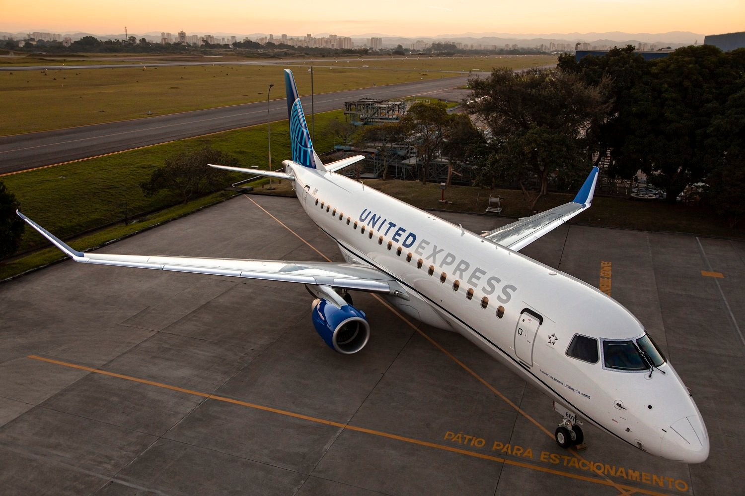 united-airlines-embraer